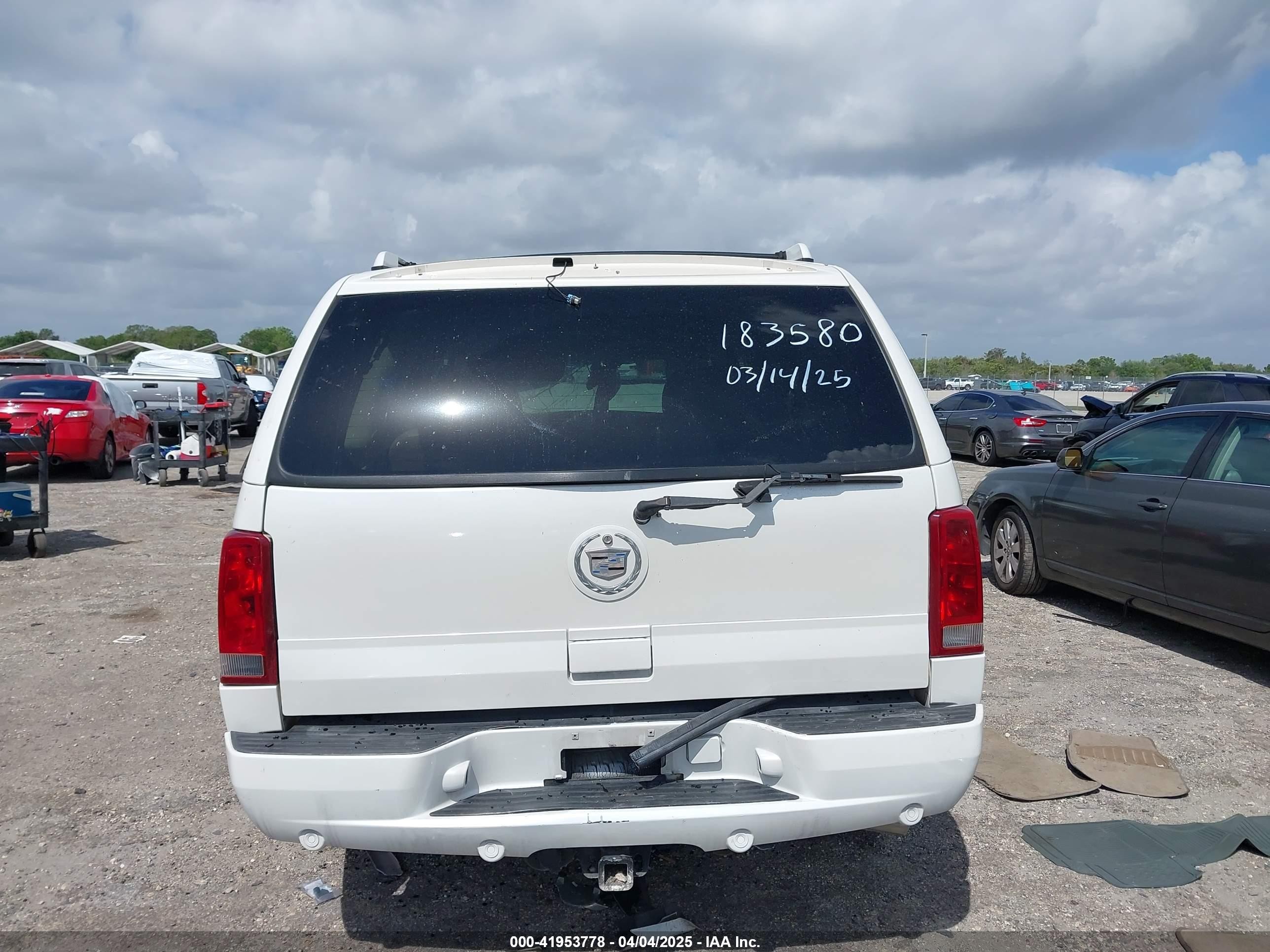 2002 Cadillac Escalade Standard White vin: 1GYEC63T42R183580