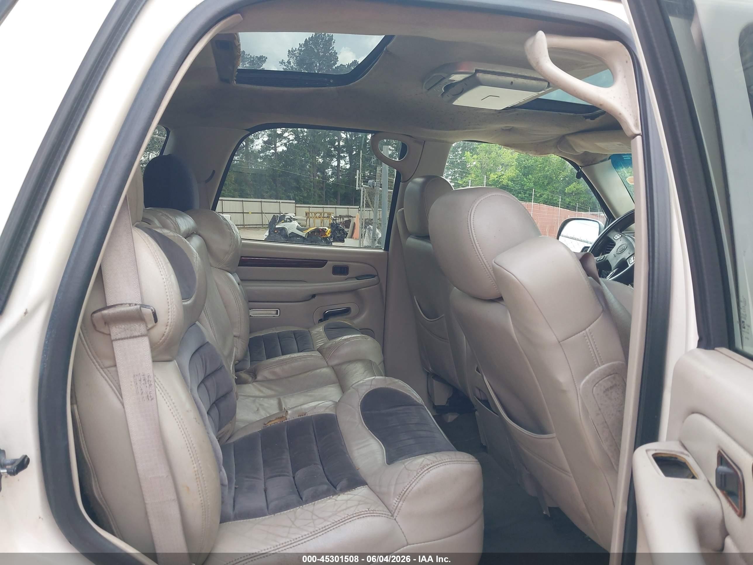 2003 Cadillac Escalade Standard White vin: 1GYEC63T63R110468