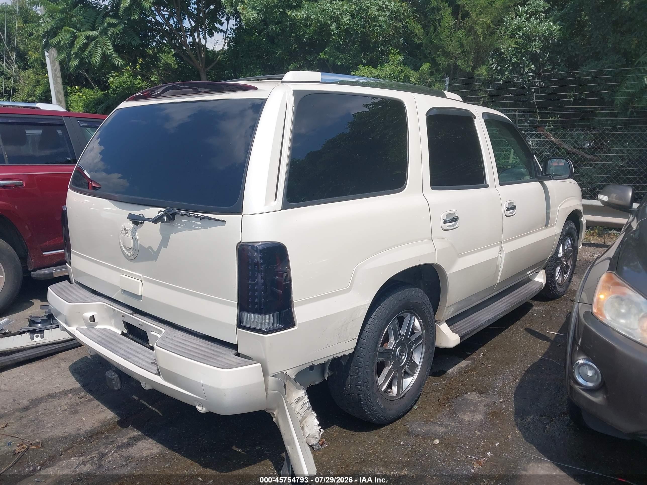 2004 Cadillac Escalade Standard White vin: 1GYEC63T74R155548