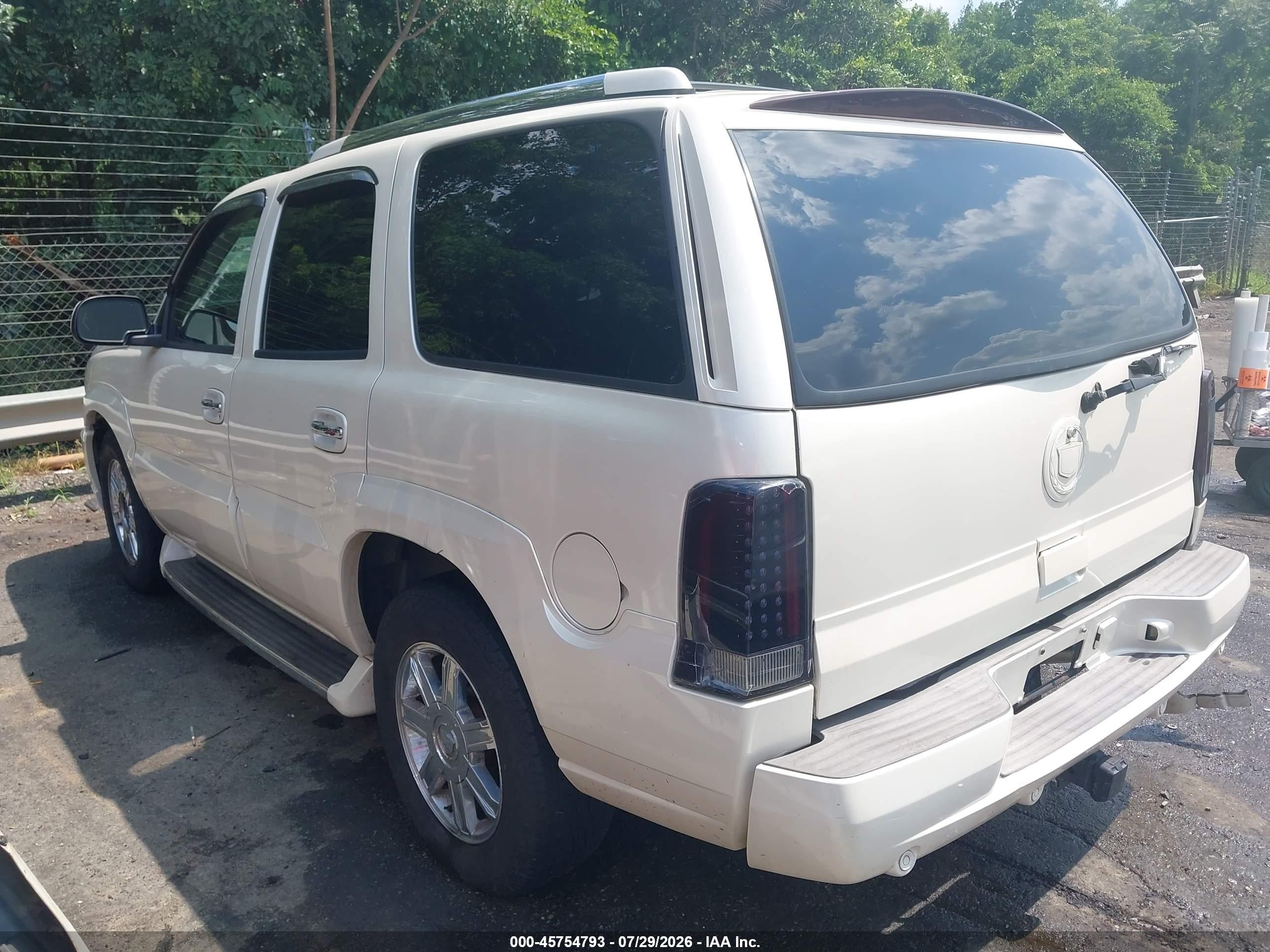 2004 Cadillac Escalade Standard White vin: 1GYEC63T74R155548
