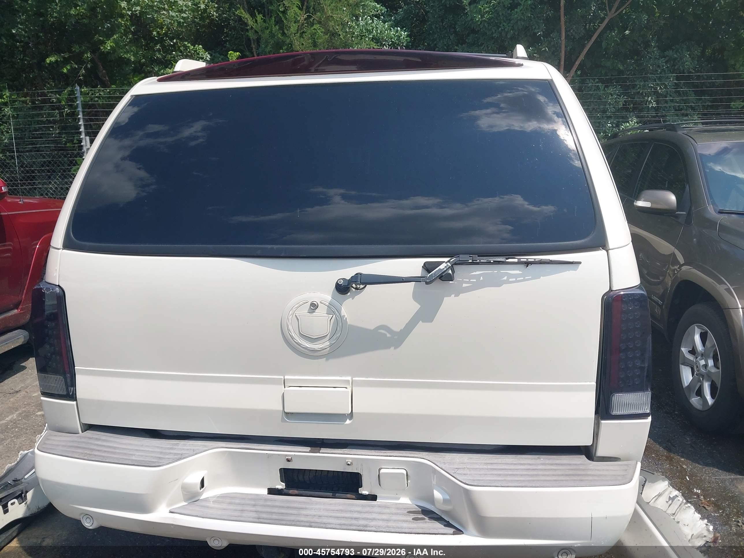 2004 Cadillac Escalade Standard White vin: 1GYEC63T74R155548