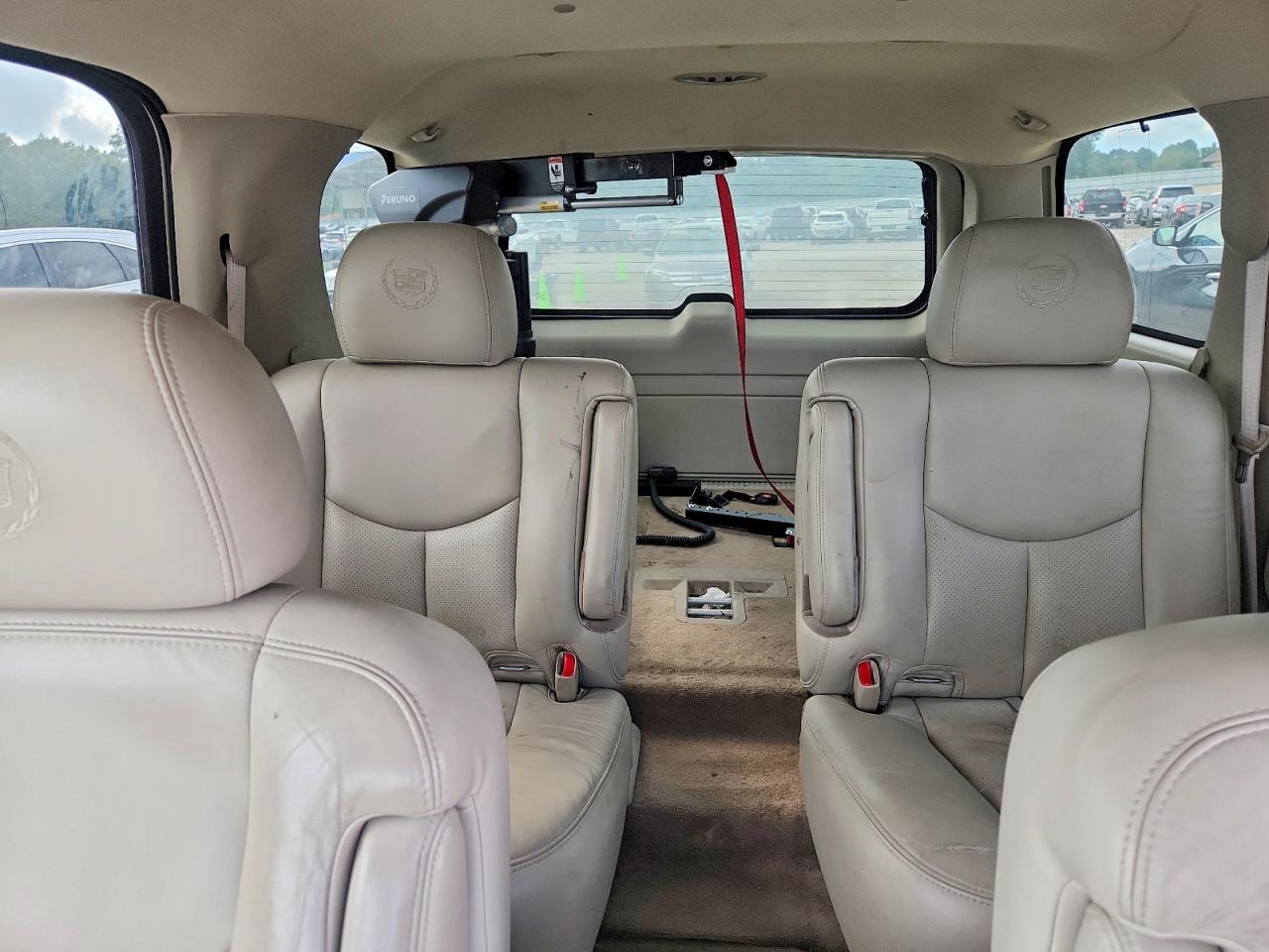 2005 Cadillac Escalade Luxury White vin: 1GYEC63T85R195221
