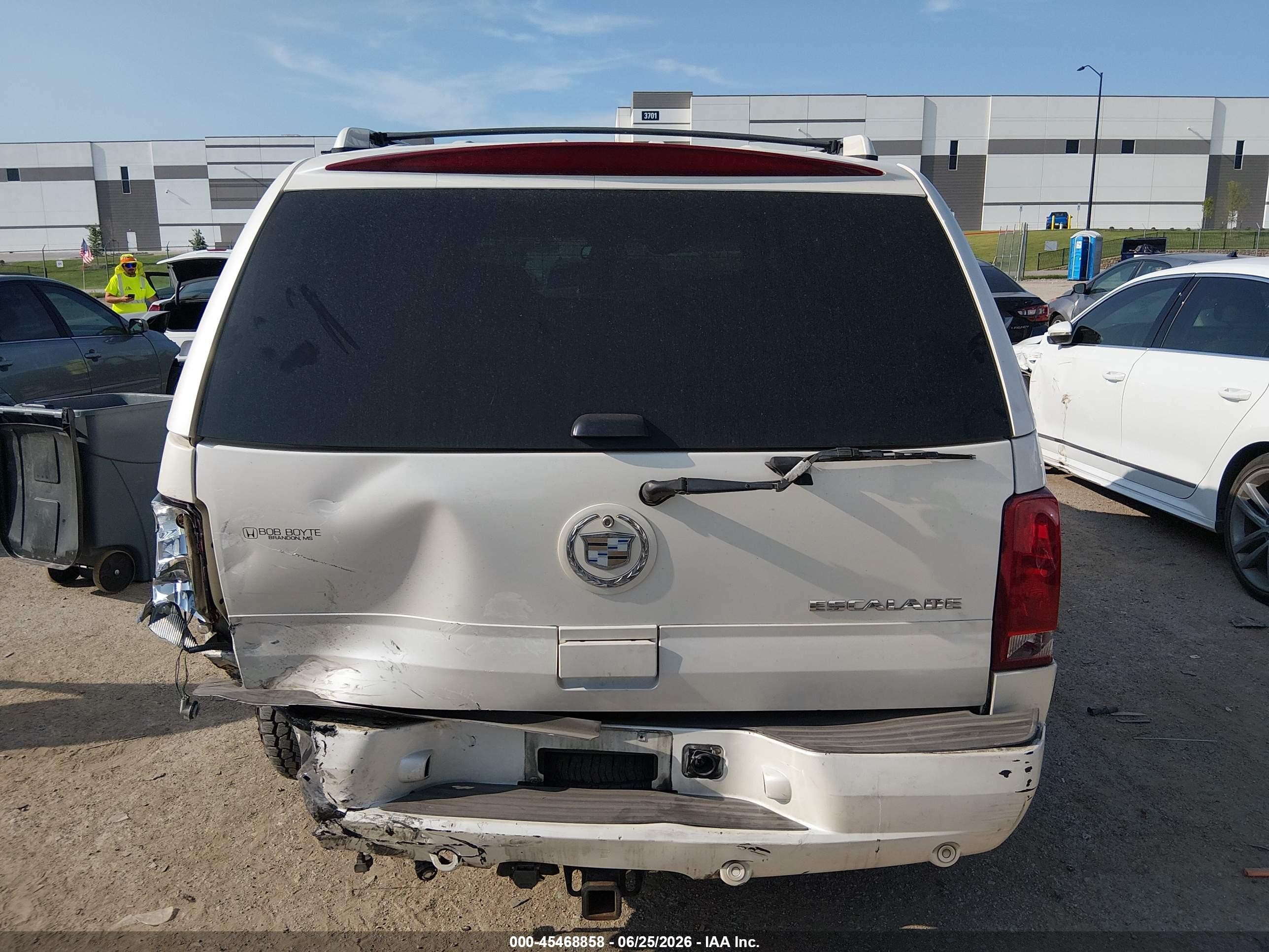 2005 Cadillac Escalade Standard White vin: 1GYEC63T95R152488