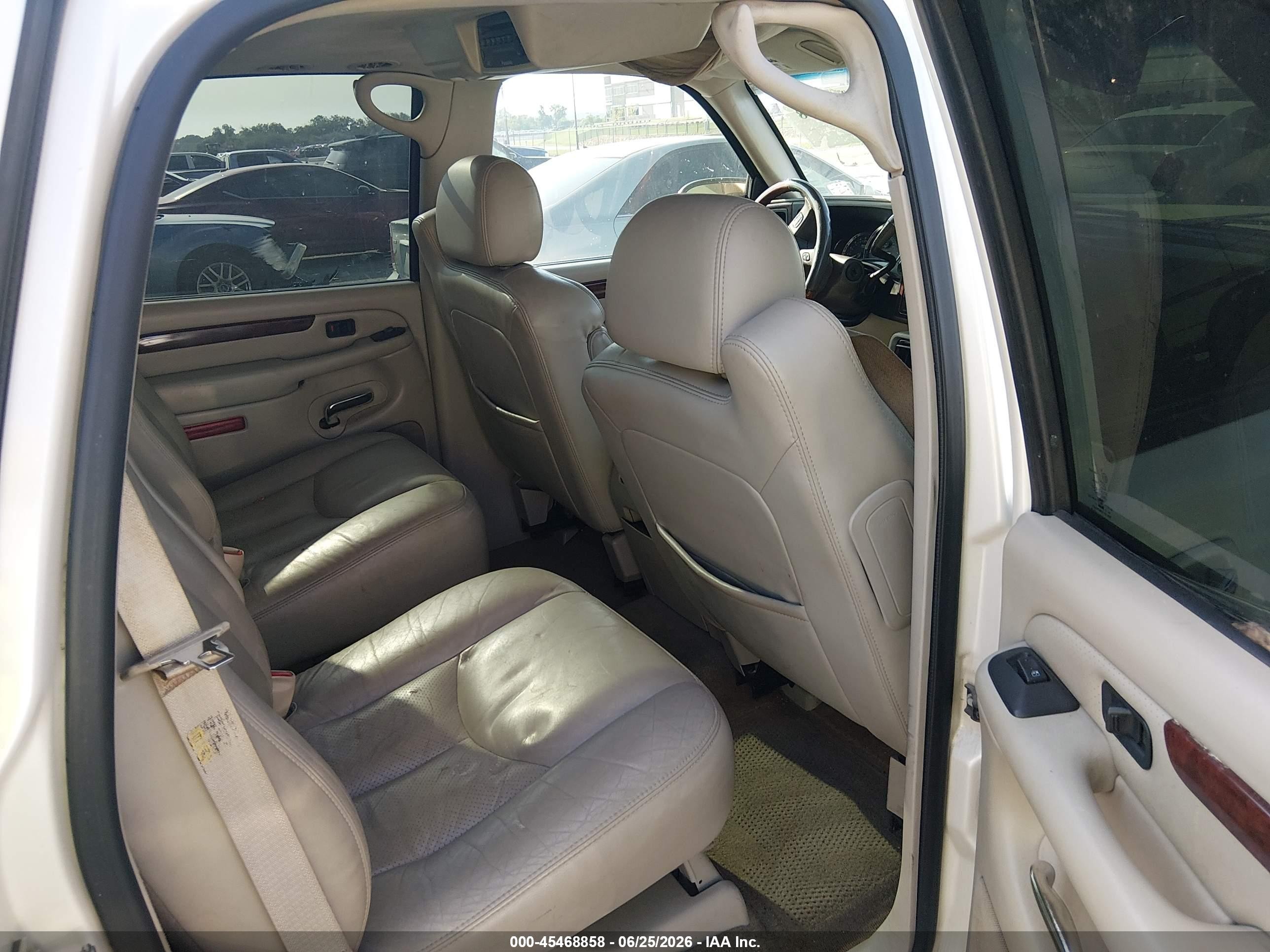 2005 Cadillac Escalade Standard White vin: 1GYEC63T95R152488