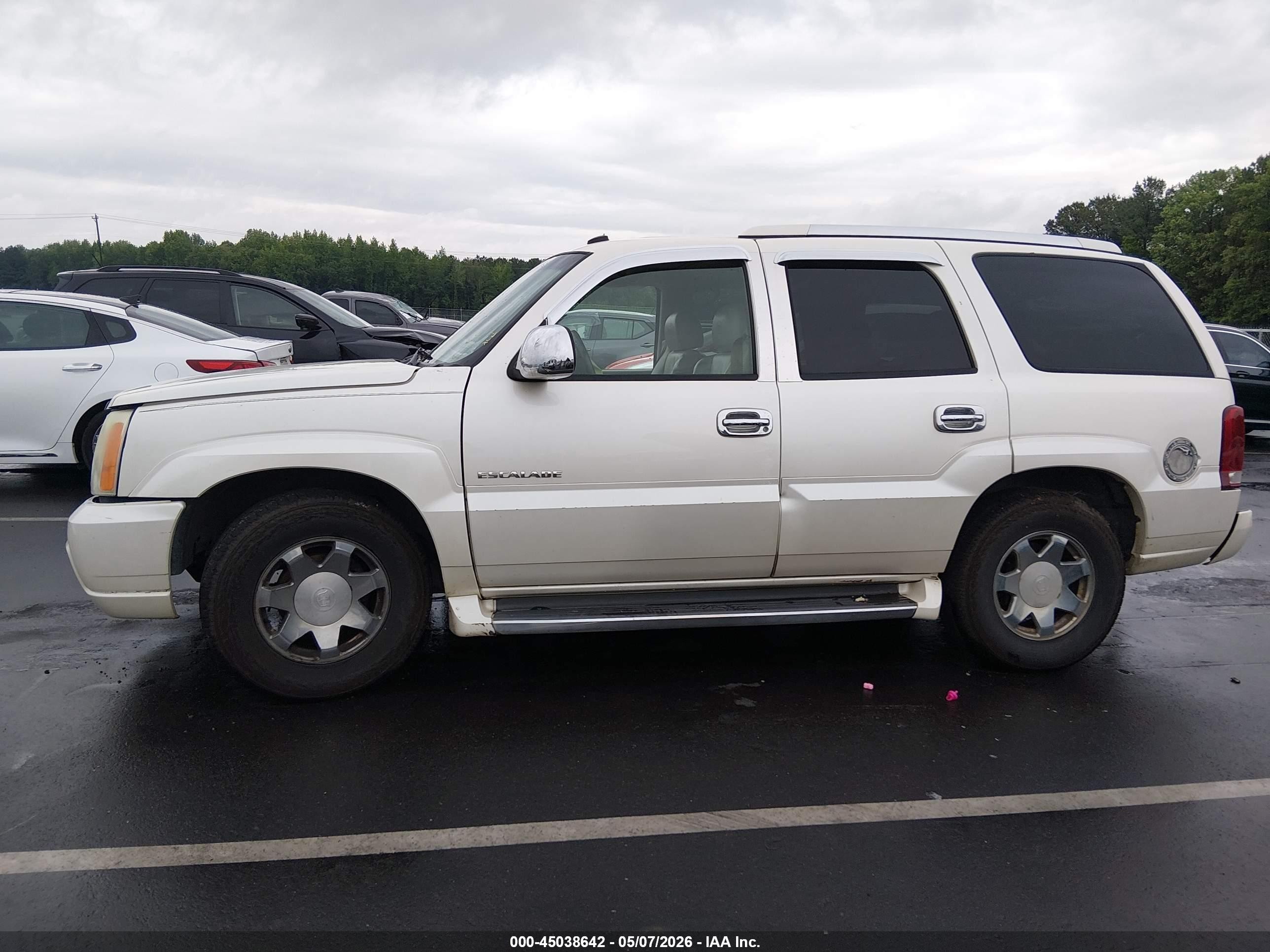 2003 Cadillac Escalade Standard White vin: 1GYEC63TX3R310057
