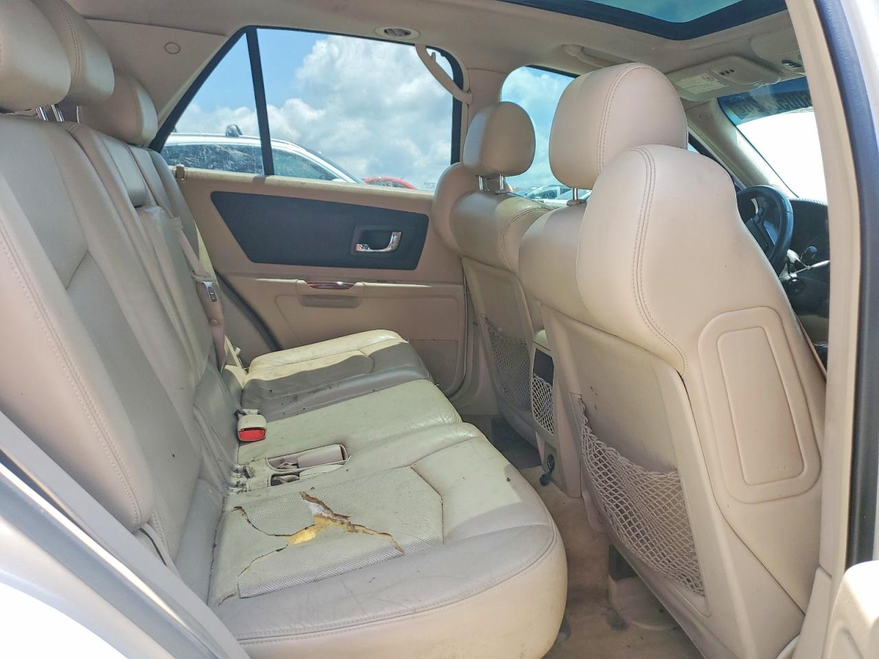 2005 Cadillac Srx White vin: 1GYEE637450214381