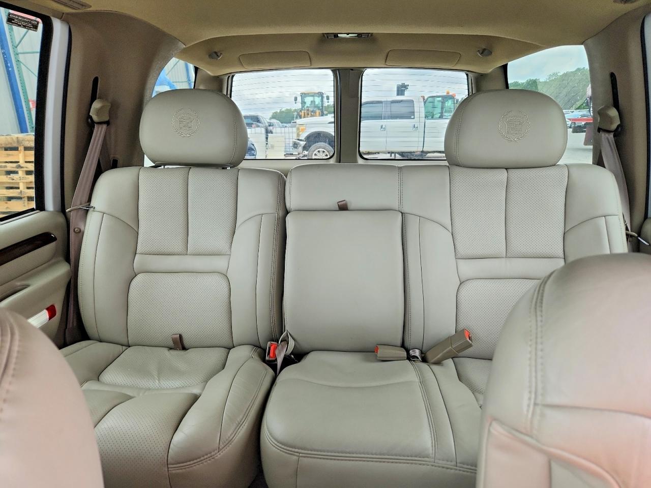2000 Cadillac Escalade White vin: 1GYEK13R2YR157420