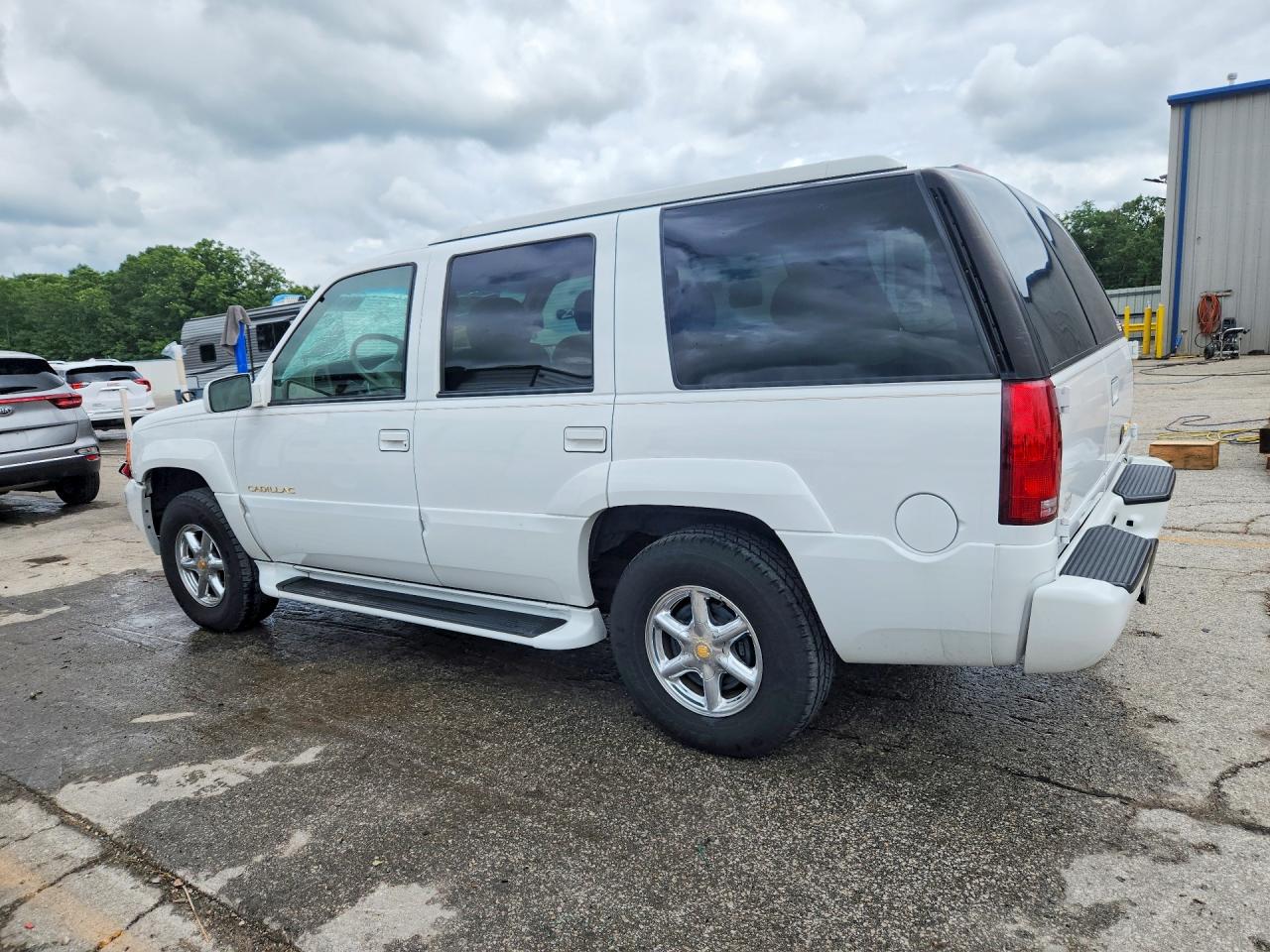 2000 Cadillac Escalade White vin: 1GYEK13R2YR157420