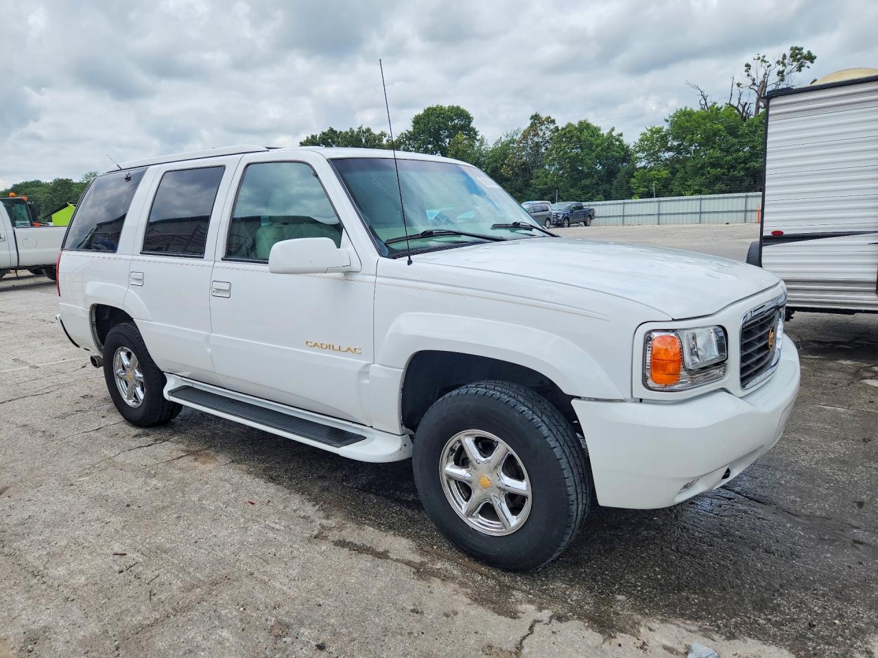 2000 Cadillac Escalade White vin: 1GYEK13R2YR157420