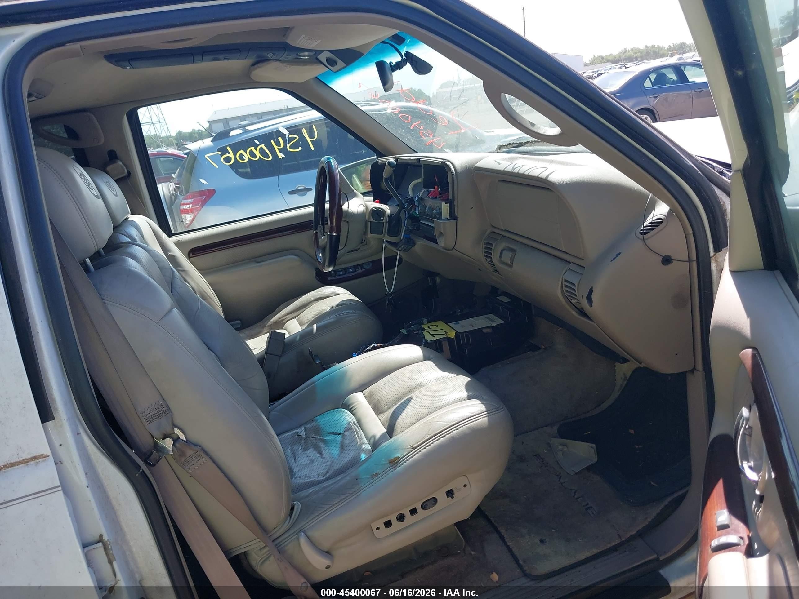 2000 Cadillac Escalade Standard White vin: 1GYEK13R7YR124137