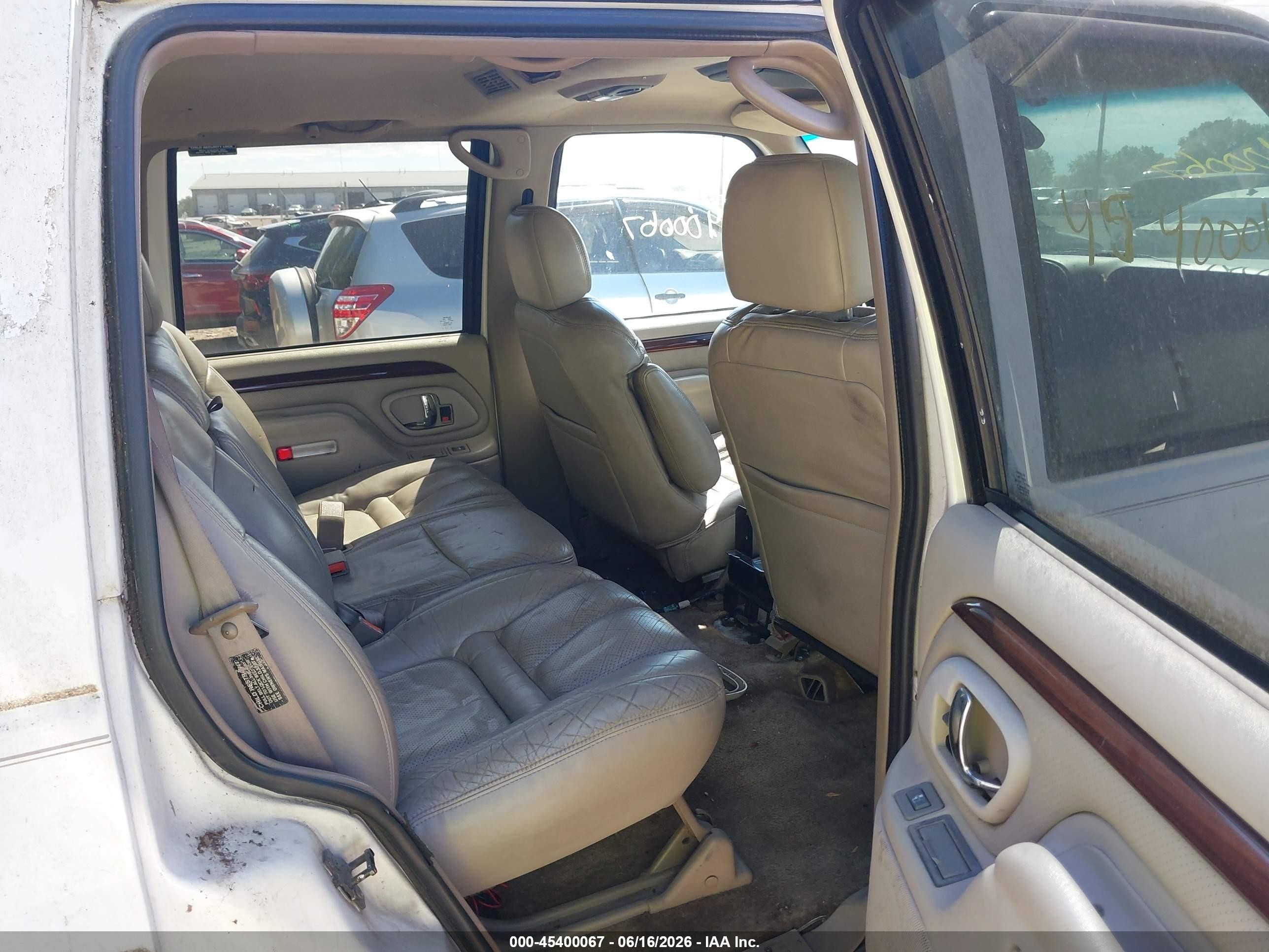 2000 Cadillac Escalade Standard White vin: 1GYEK13R7YR124137