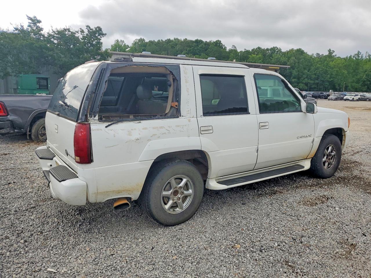 2000 Cadillac Escalade White vin: 1GYEK13R9YR115147