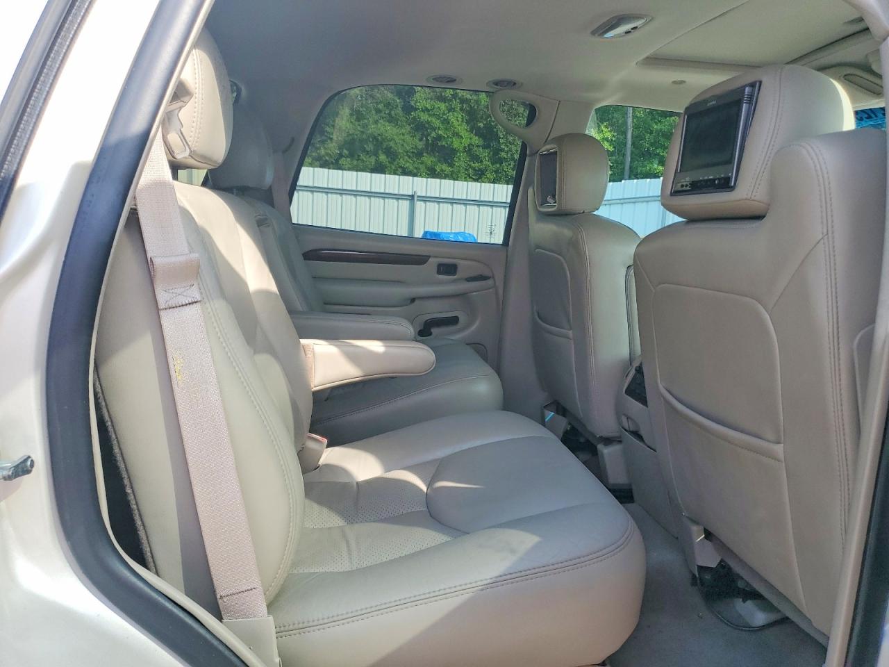 2004 Cadillac Escalade Luxury White vin: 1GYEK63N04R313555