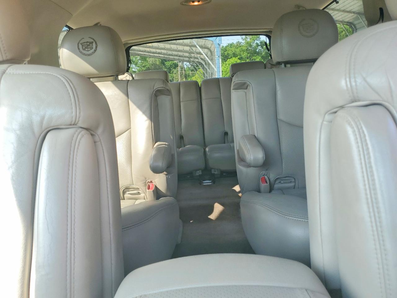 2004 Cadillac Escalade Luxury White vin: 1GYEK63N04R313555