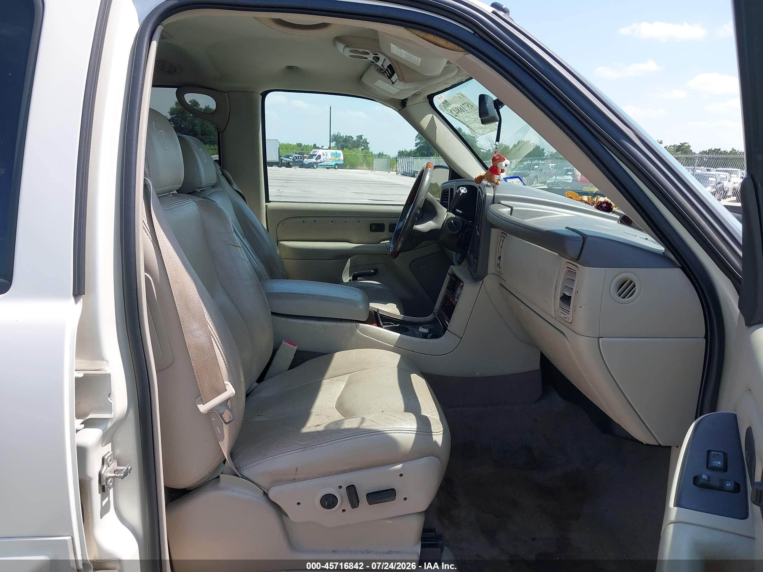 2005 Cadillac Escalade Standard White vin: 1GYEK63N05R102471