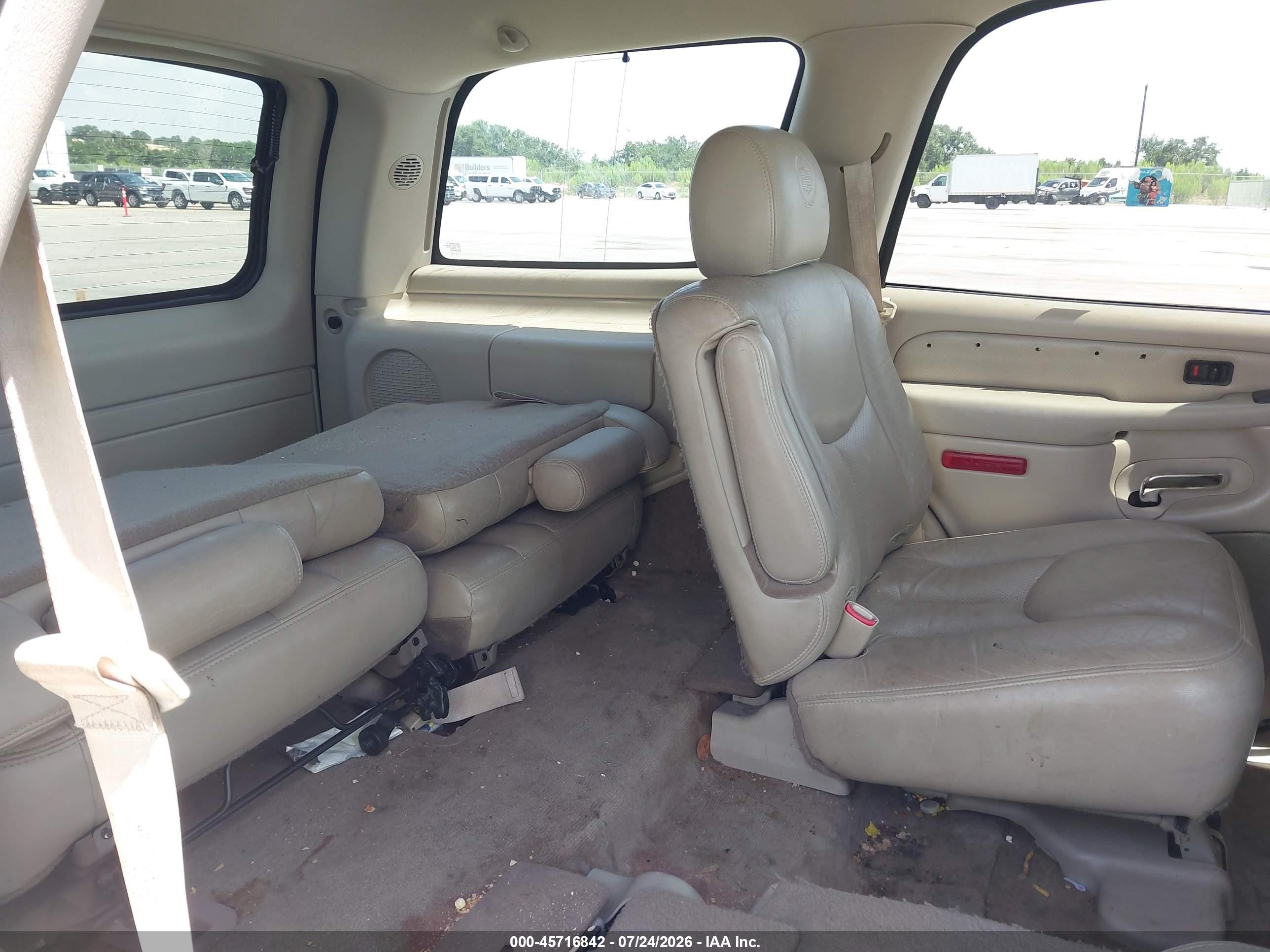 2005 Cadillac Escalade Standard White vin: 1GYEK63N05R102471