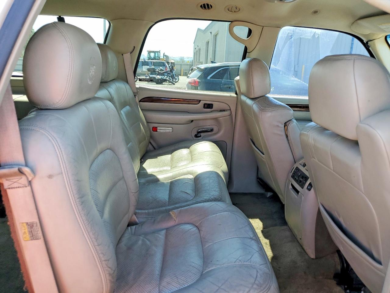 2002 Cadillac Escalade Luxury White vin: 1GYEK63N22R111748