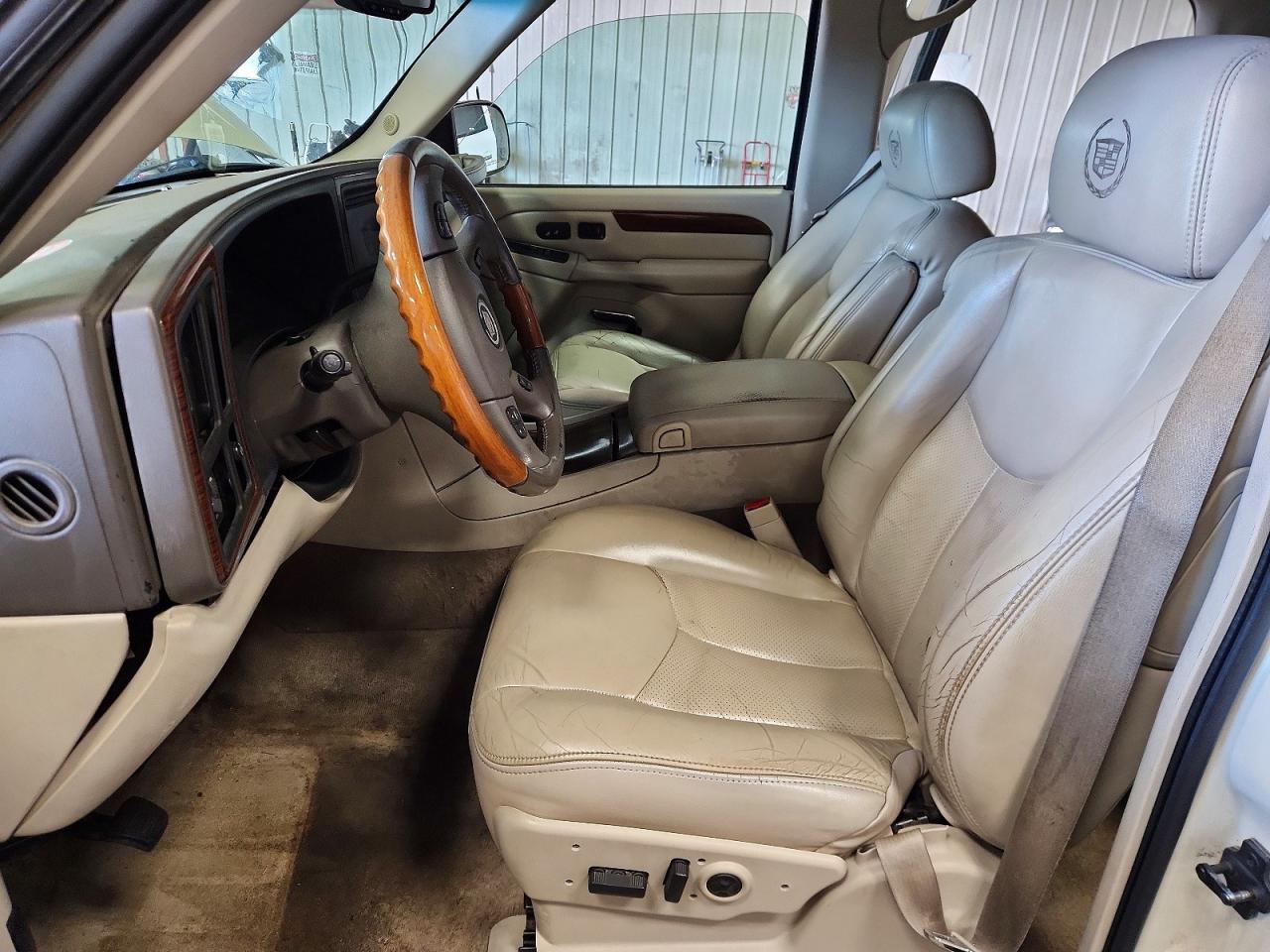 2004 Cadillac Escalade Luxury White vin: 1GYEK63N44R106747