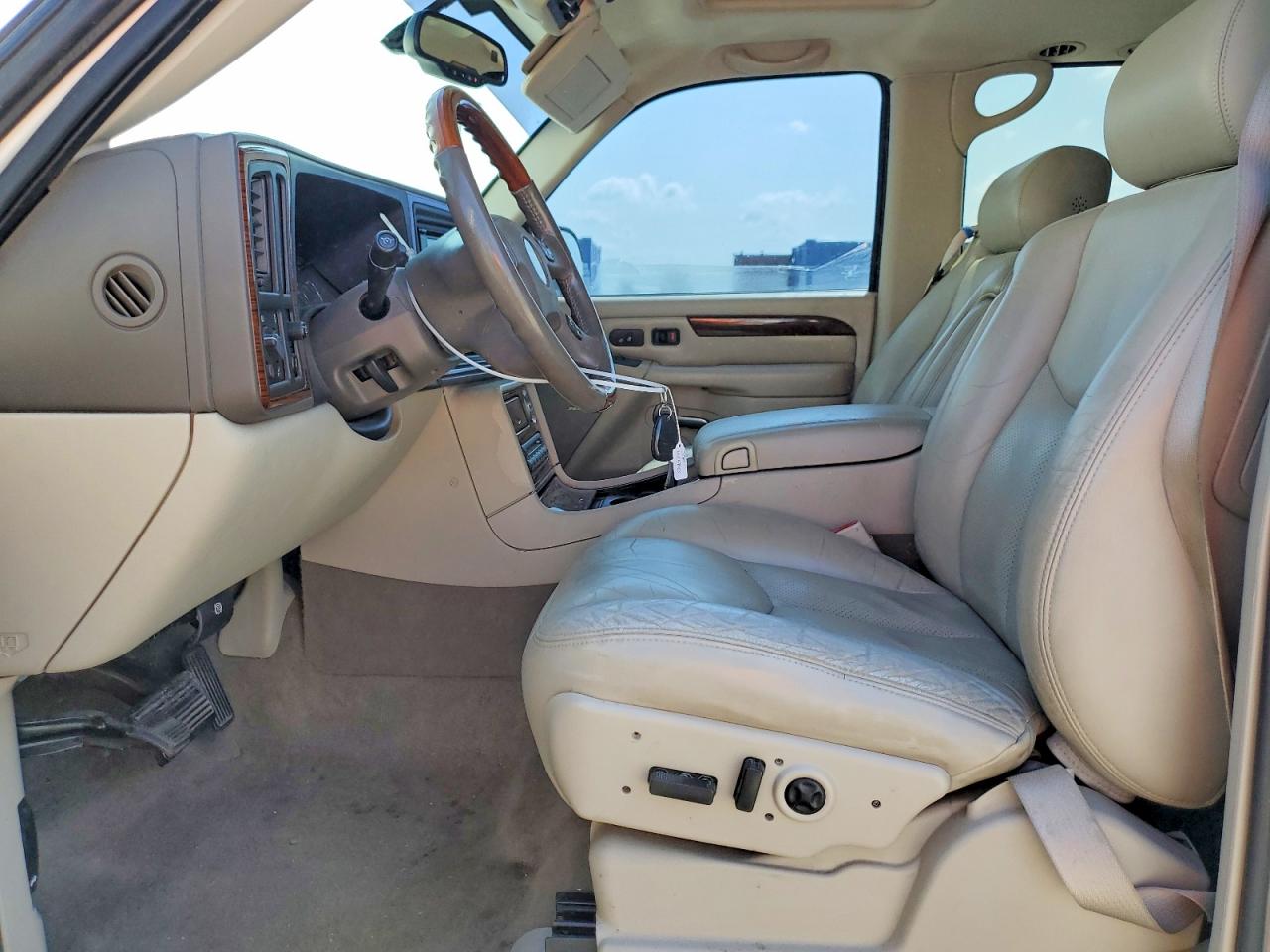 2004 Cadillac Escalade Luxury Белый vin: 1GYEK63N54R184860
