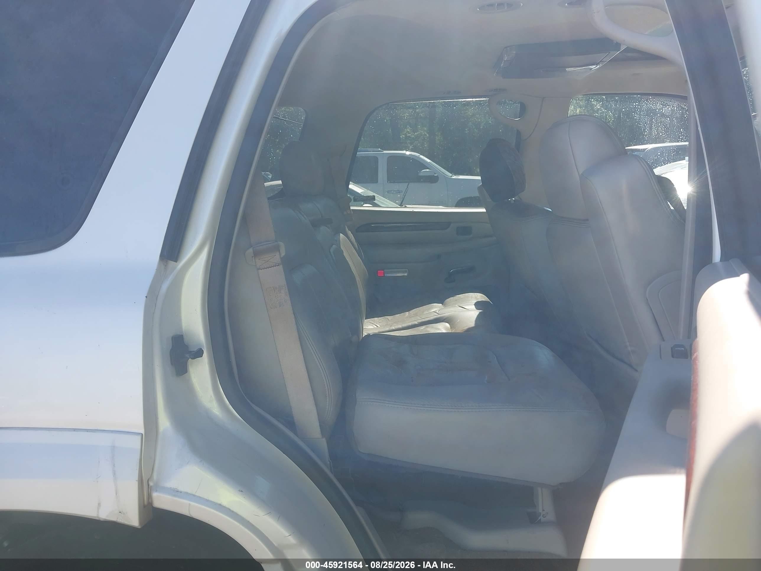 2002 Cadillac Escalade Standard White vin: 1GYEK63N62R210279