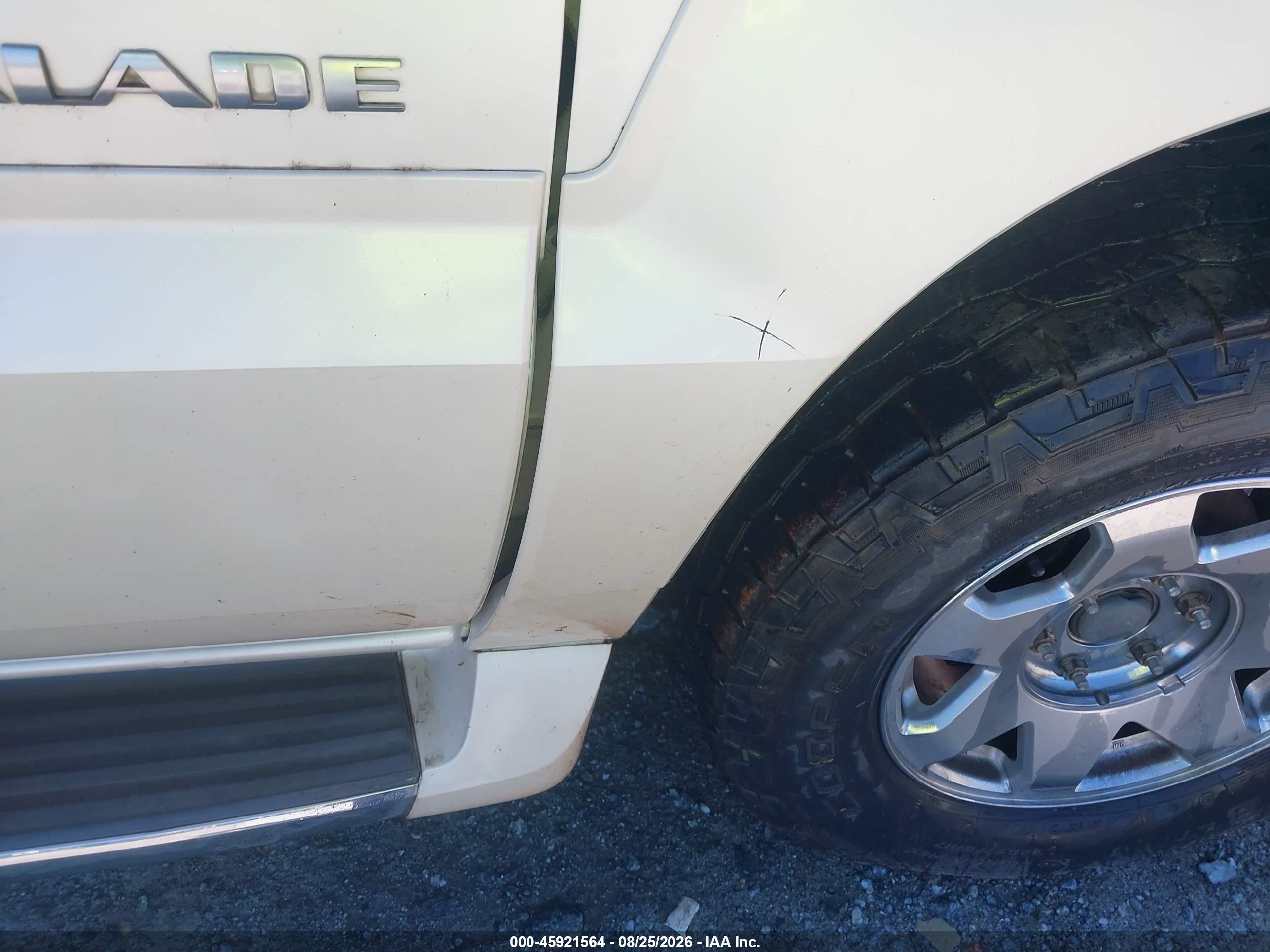2002 Cadillac Escalade Standard White vin: 1GYEK63N62R210279