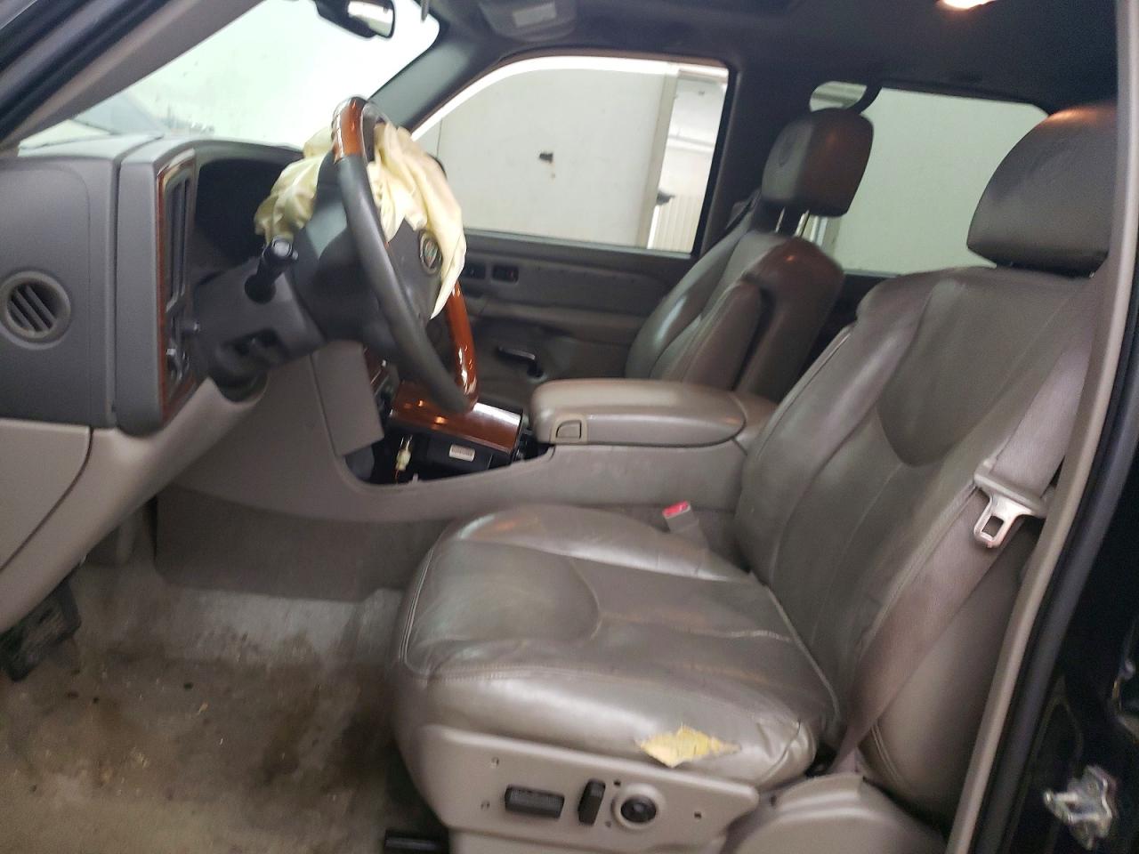 2004 Cadillac Escalade Luxury Black vin: 1GYEK63N64R200368
