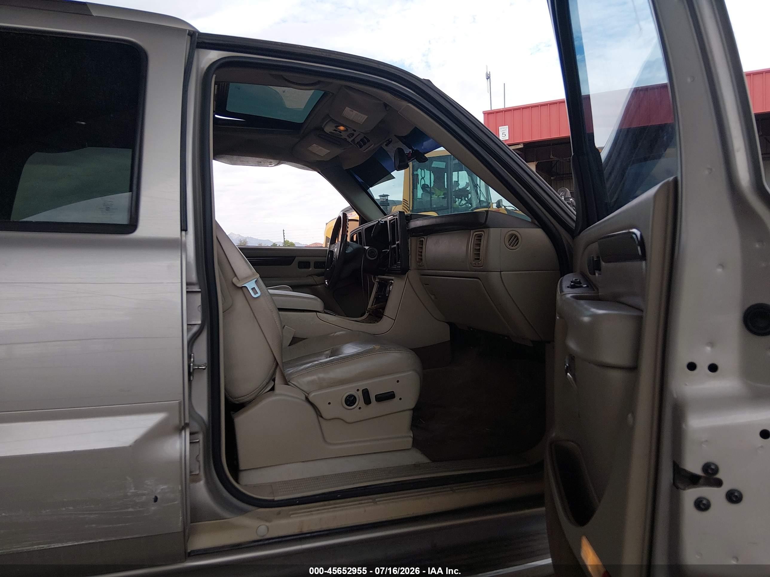 2004 Cadillac Escalade Standard Cream vin: 1GYEK63N64R294428