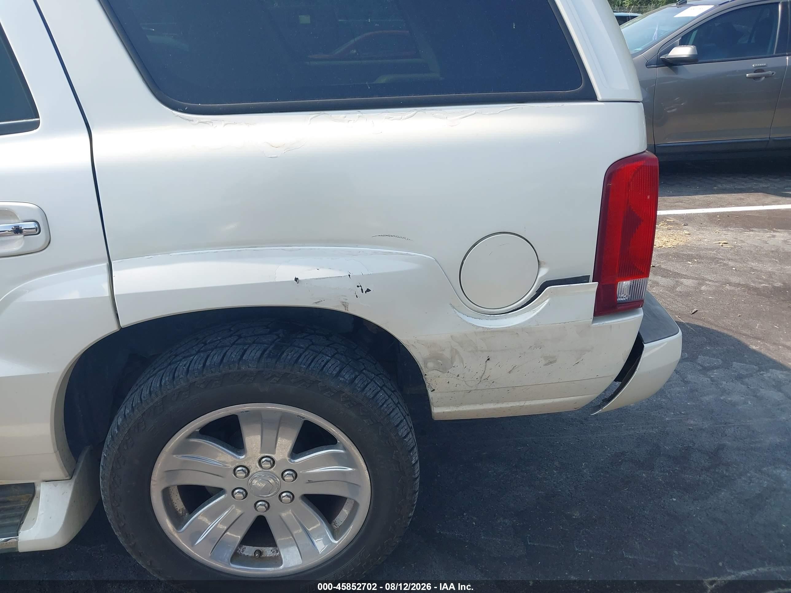 2004 Cadillac Escalade Standard White vin: 1GYEK63N74R198744
