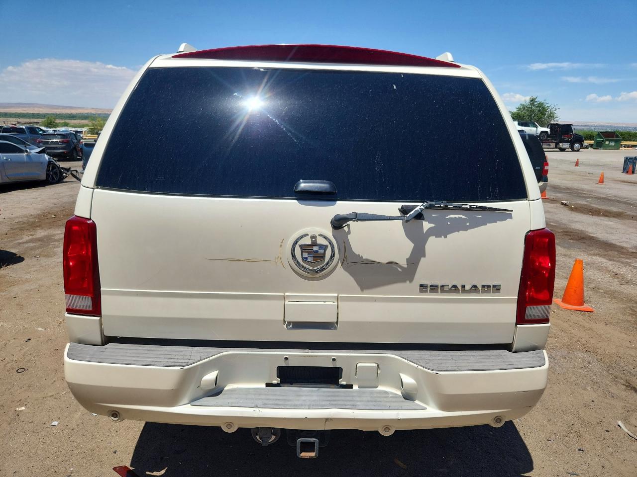 2005 Cadillac Escalade Luxury White vin: 1GYEK63N85R243823