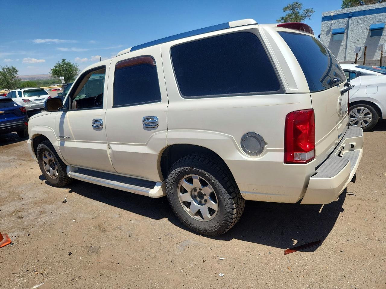 2005 Cadillac Escalade Luxury White vin: 1GYEK63N85R243823
