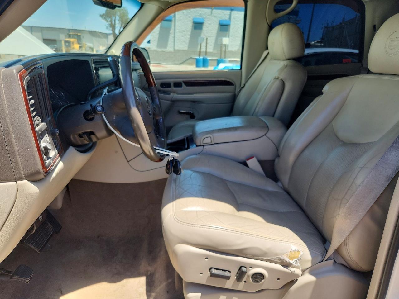 2005 Cadillac Escalade Luxury White vin: 1GYEK63N85R243823