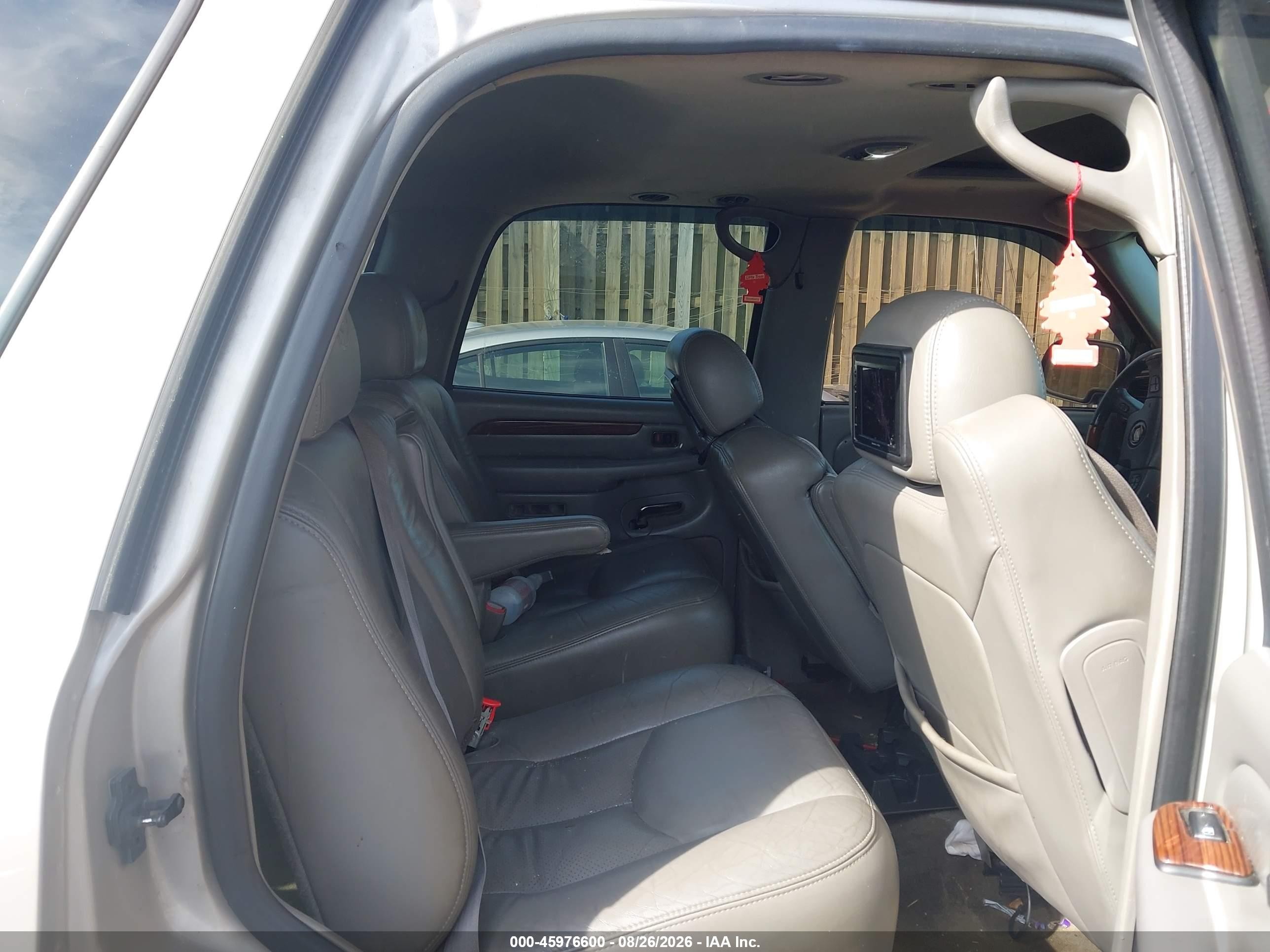 2004 Cadillac Escalade Standard Beige vin: 1GYEK63N94R178091