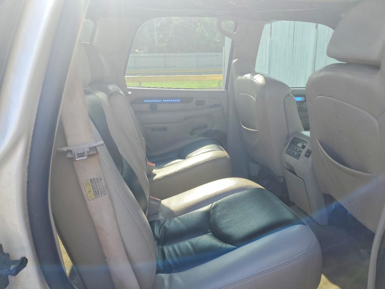 2004 Cadillac Escalade Luxury White vin: 1GYEK63NX4R118935