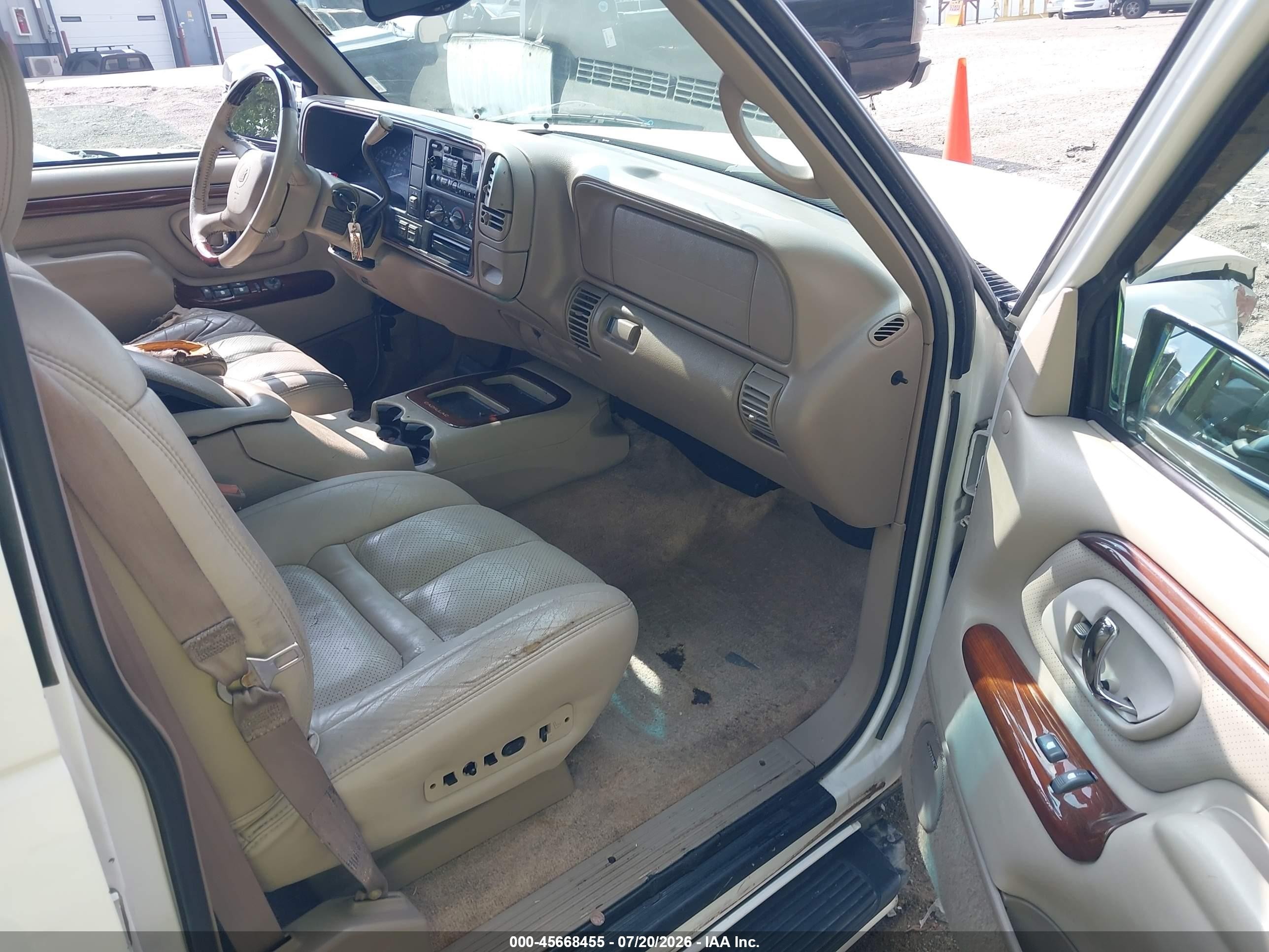 2000 Cadillac Escalade Standard White vin: 1GYEK63R0YR170843