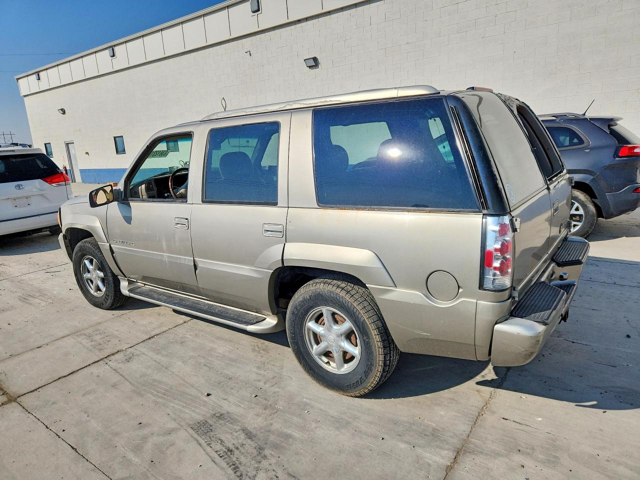 2000 Cadillac Escalade Luxury Brown vin: 1GYEK63R3YR180864