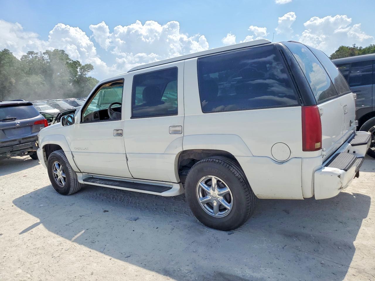 2000 Cadillac Escalade Luxury White vin: 1GYEK63R4YR221227
