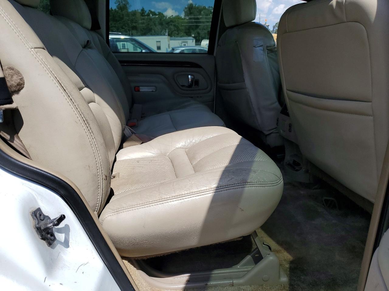 2000 Cadillac Escalade Luxury White vin: 1GYEK63R4YR221227