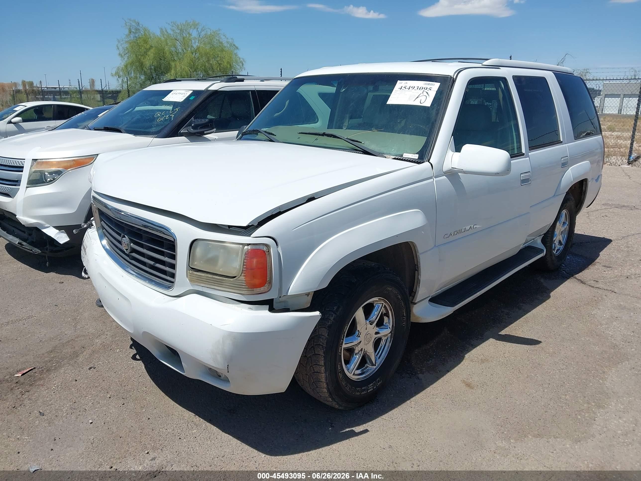 2000 Cadillac Escalade Standard White vin: 1GYEK63R8YR221599