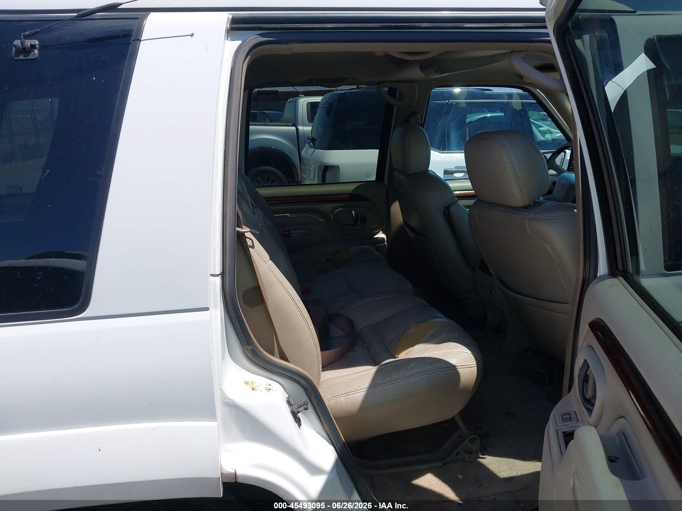 2000 Cadillac Escalade Standard White vin: 1GYEK63R8YR221599