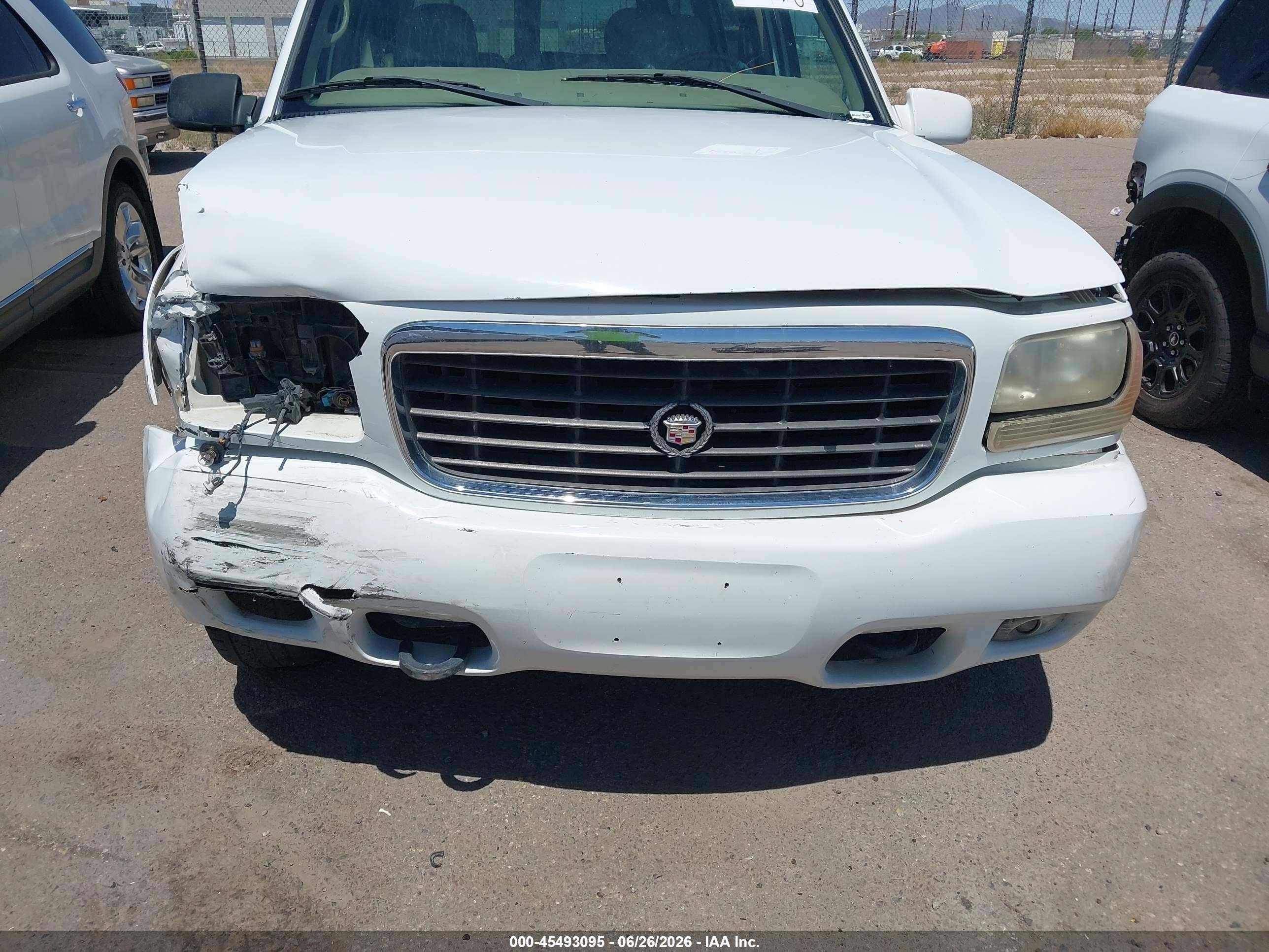 2000 Cadillac Escalade Standard White vin: 1GYEK63R8YR221599
