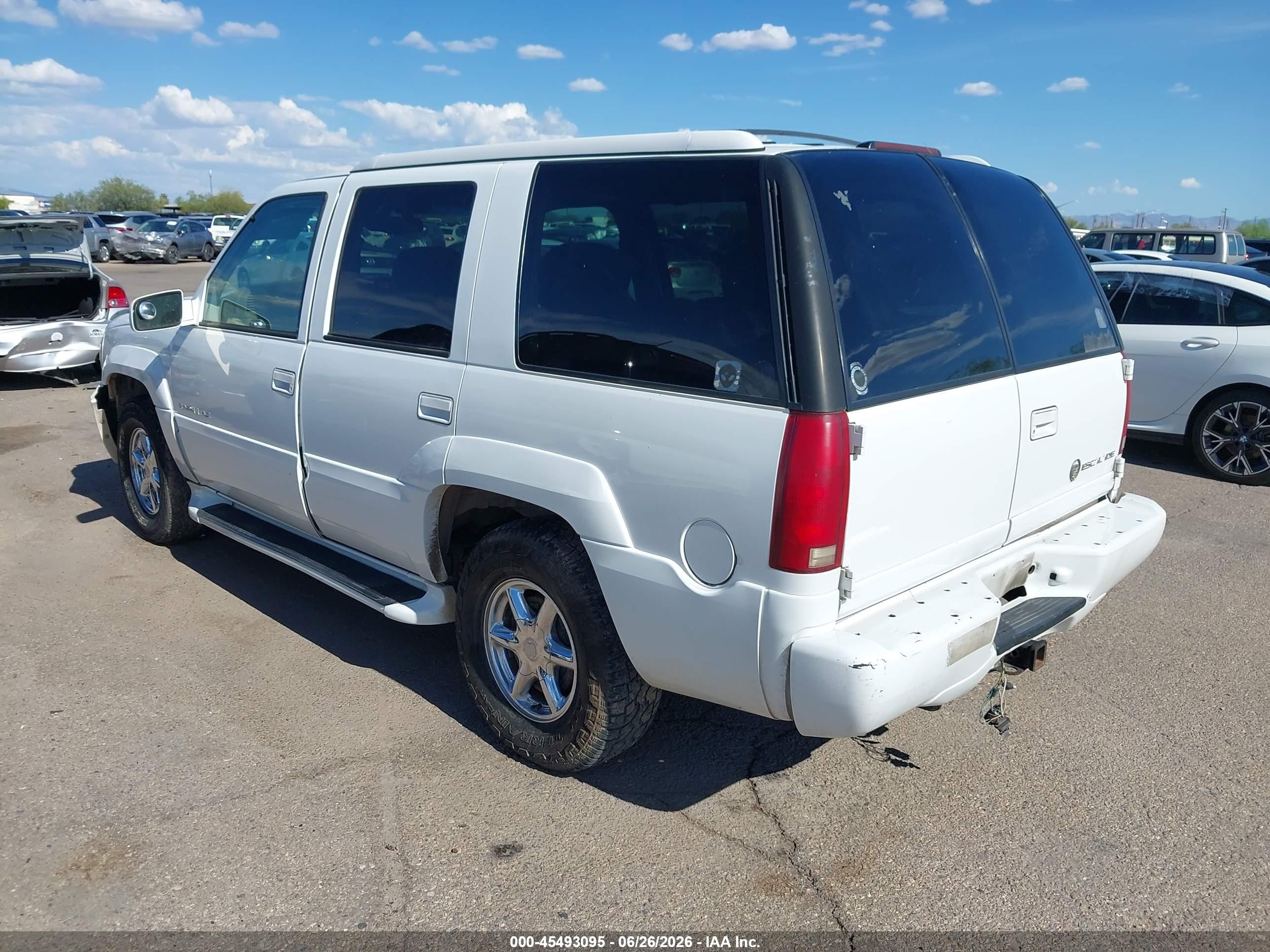 2000 Cadillac Escalade Standard White vin: 1GYEK63R8YR221599