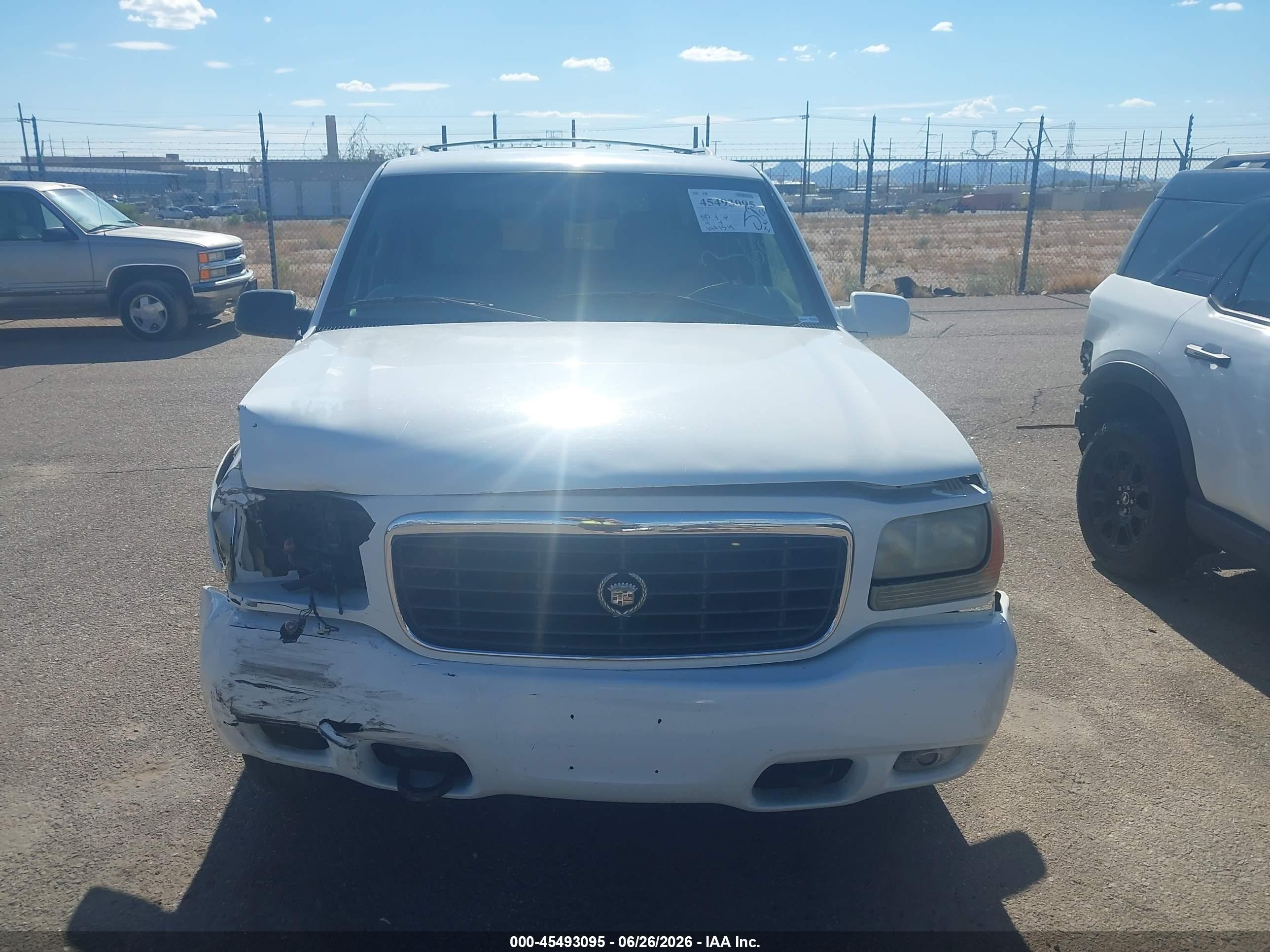 2000 Cadillac Escalade Standard White vin: 1GYEK63R8YR221599