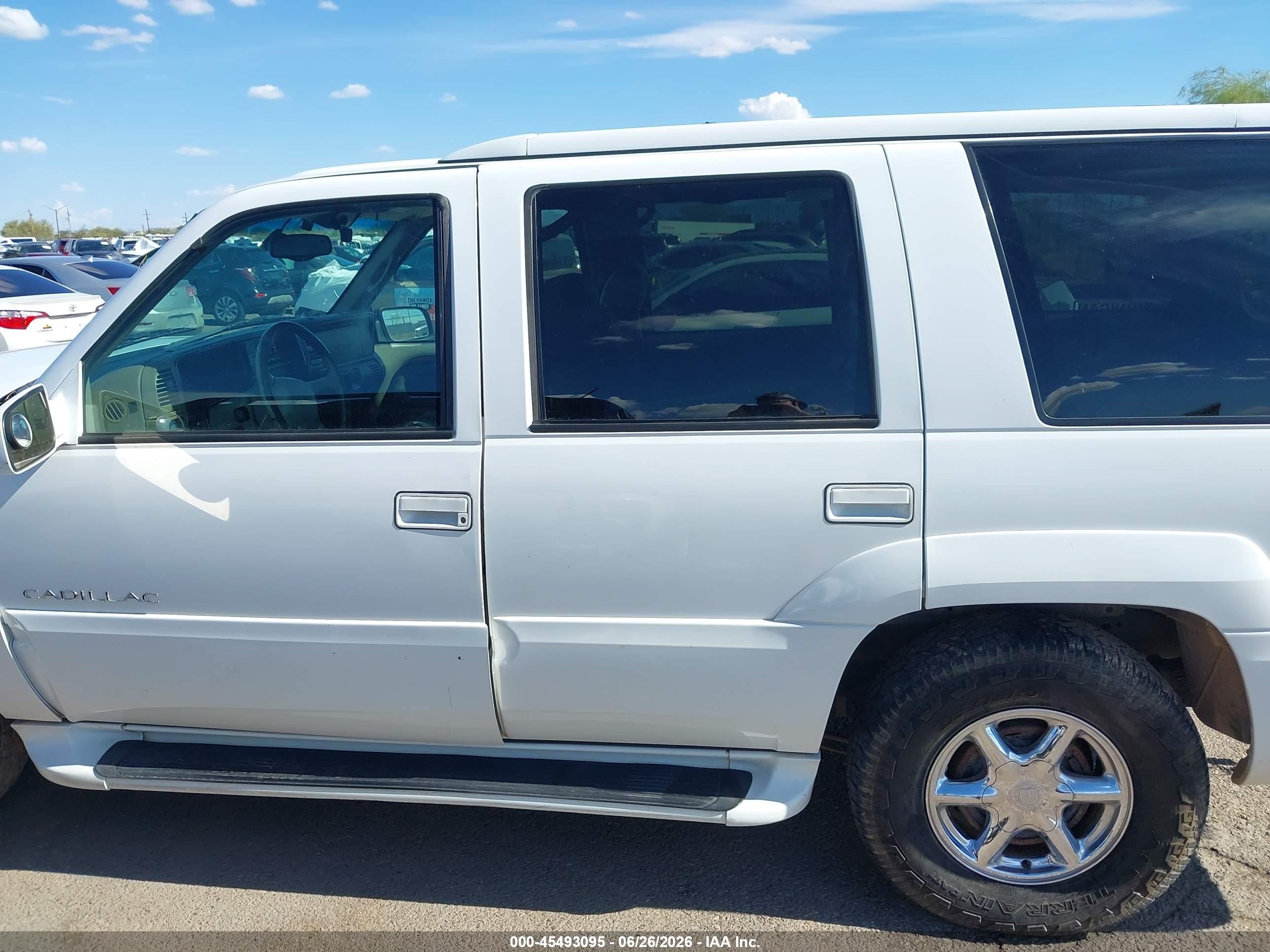 2000 Cadillac Escalade Standard White vin: 1GYEK63R8YR221599