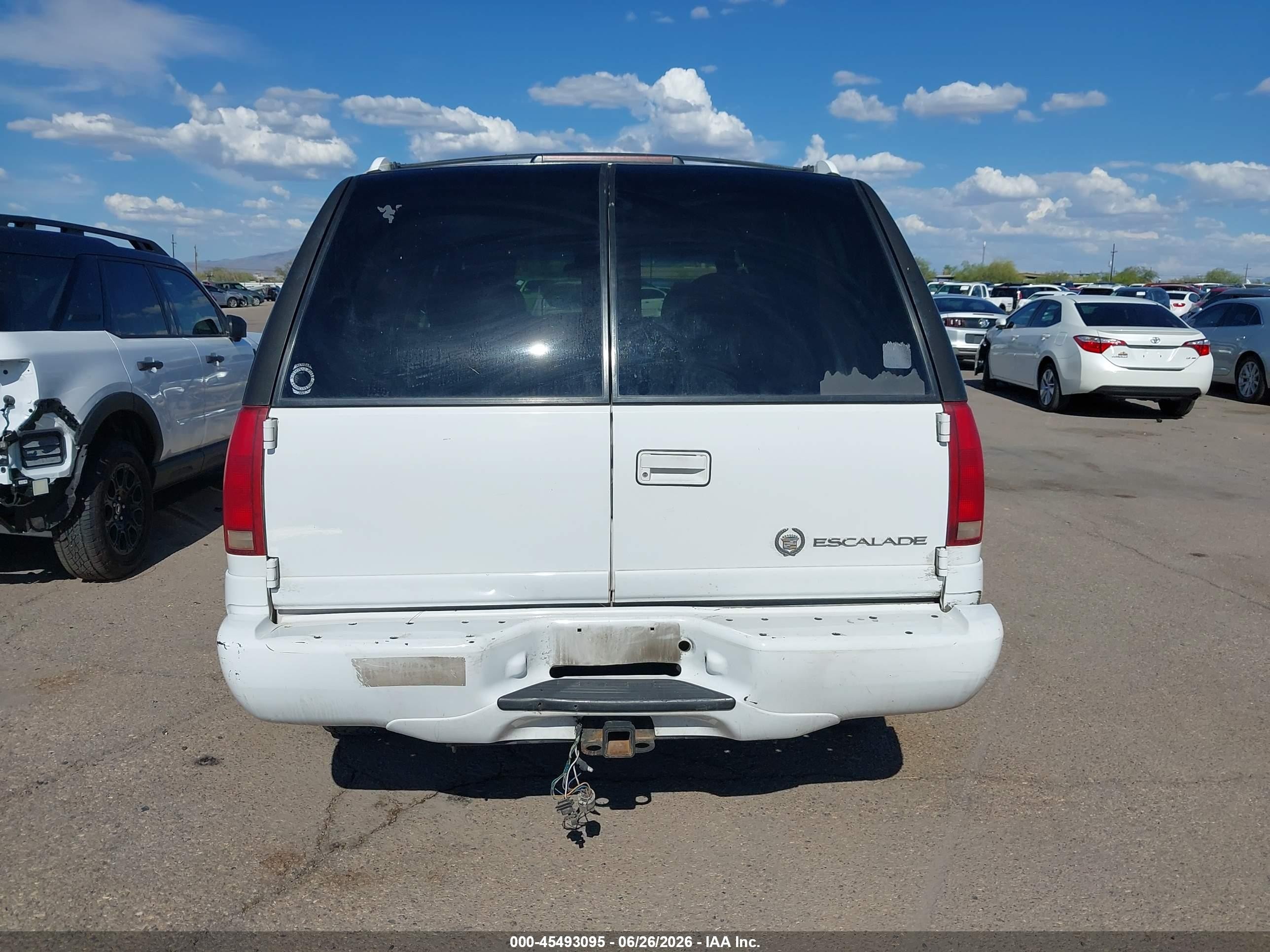 2000 Cadillac Escalade Standard White vin: 1GYEK63R8YR221599
