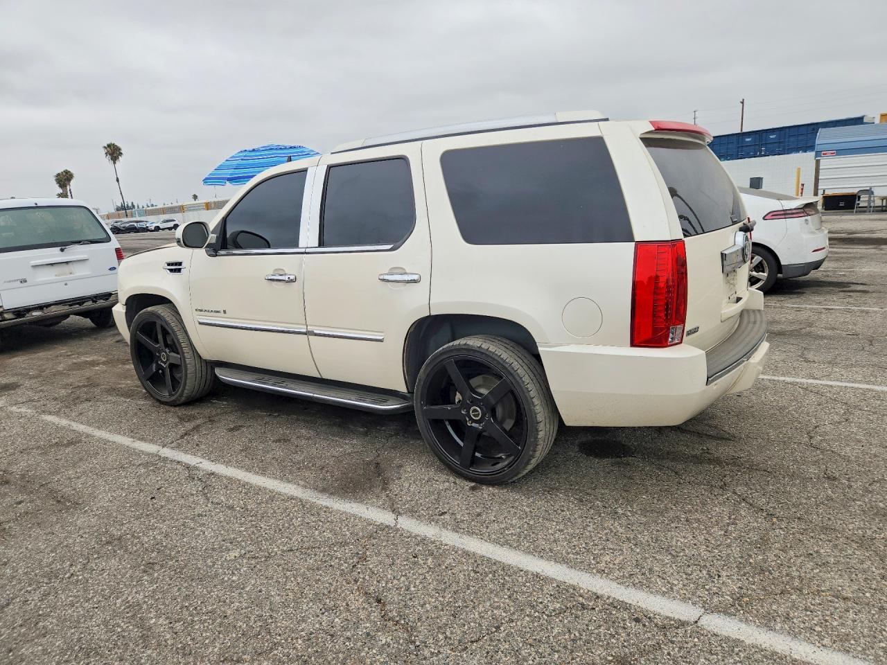 2009 Cadillac Escalade Cream vin: 1GYFC13239R222281