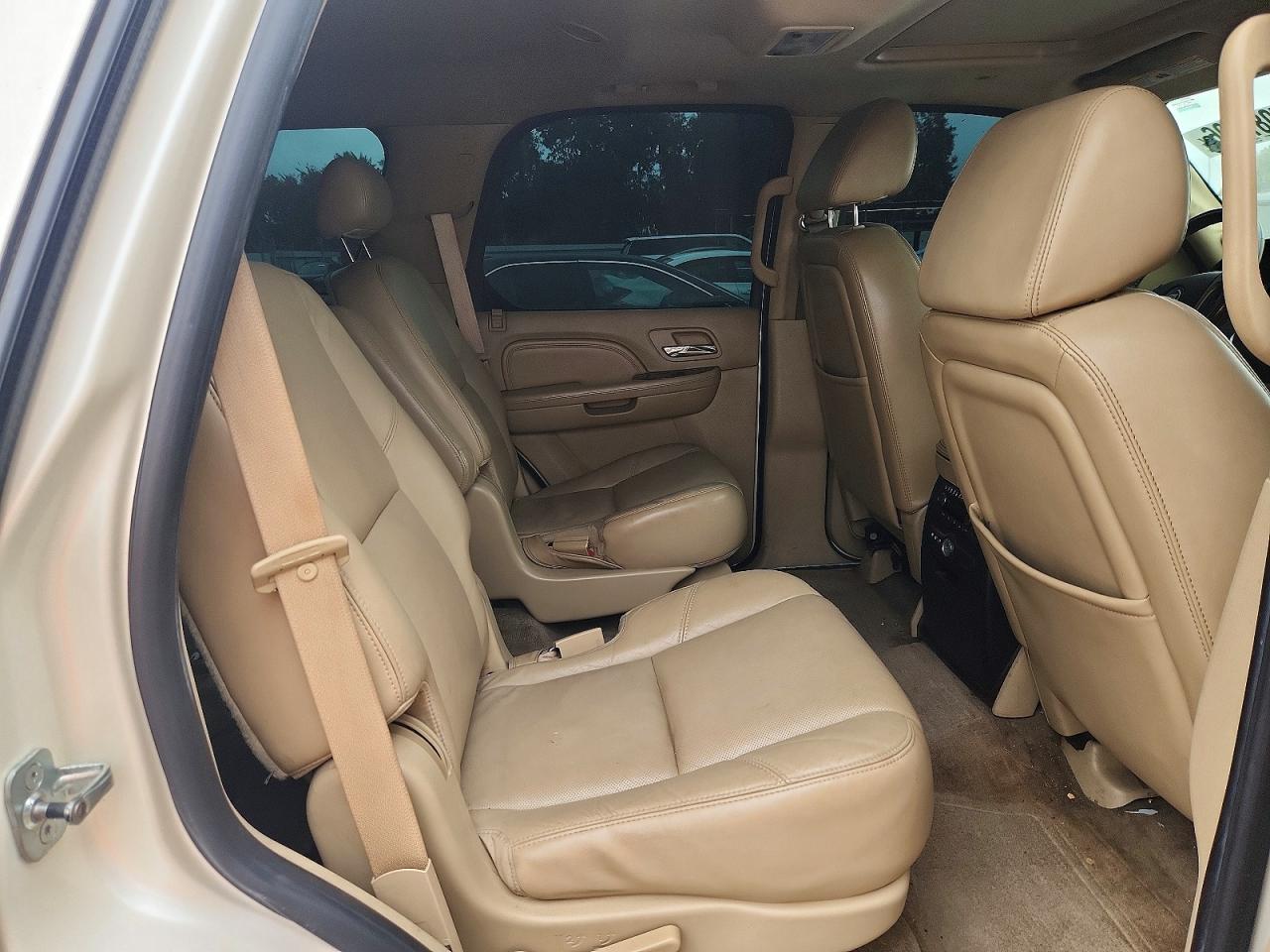 2009 Cadillac Escalade Cream vin: 1GYFC13239R222281