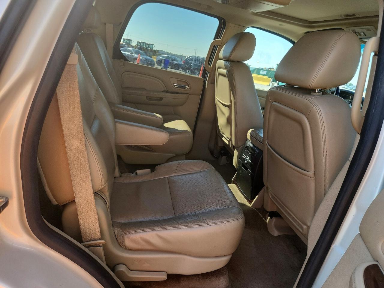 2009 Cadillac Escalade Кремовый vin: 1GYFK23249R294048