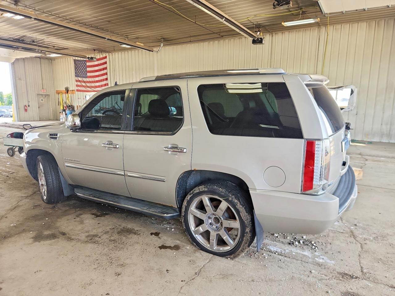 2009 Cadillac Escalade Luxury Silver vin: 1GYFK23279R230666