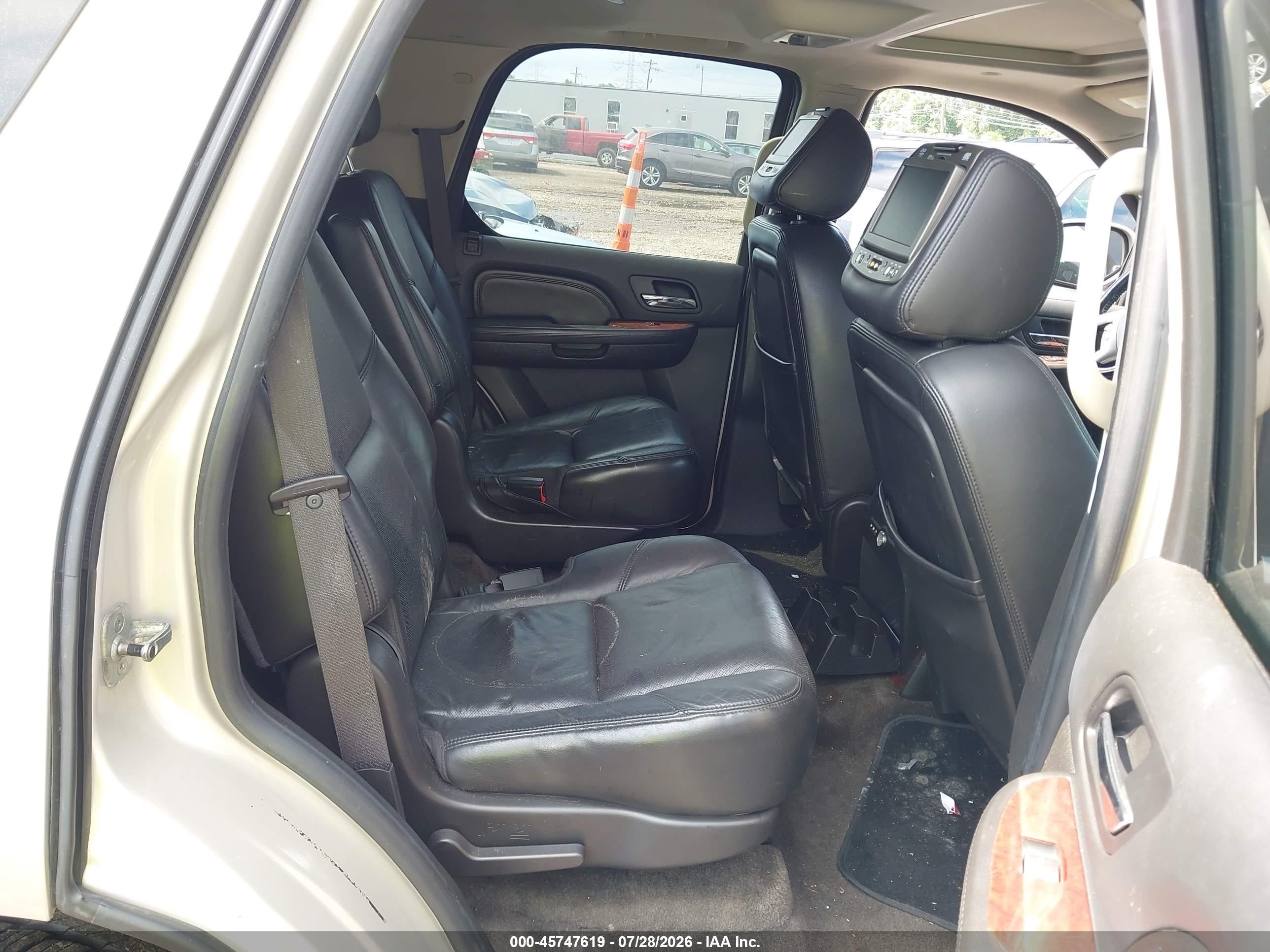 2009 Cadillac Escalade Standard Beige vin: 1GYFK23289R205338