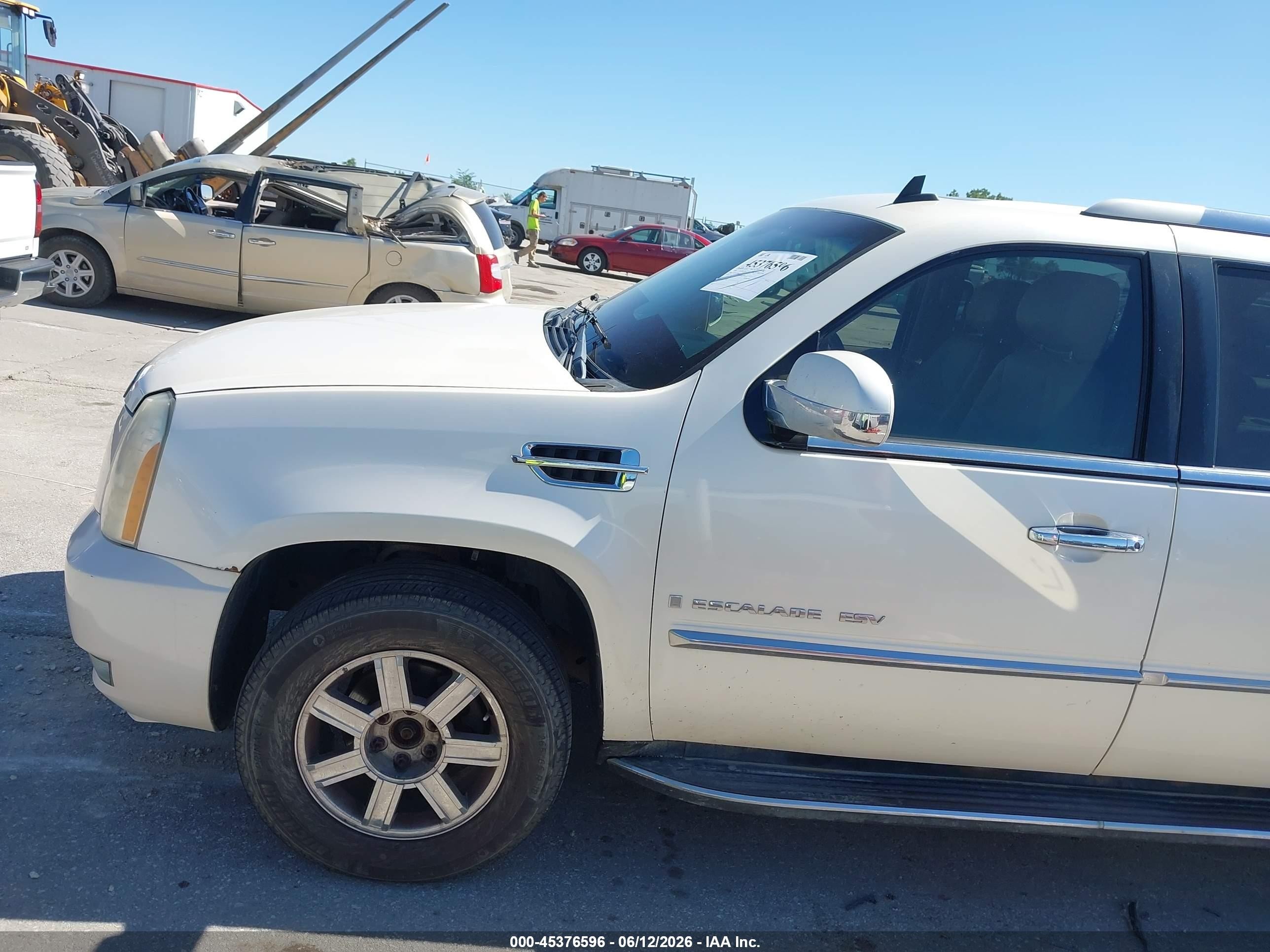 2009 Cadillac Escalade Esv Standard White vin: 1GYFK26289R121077